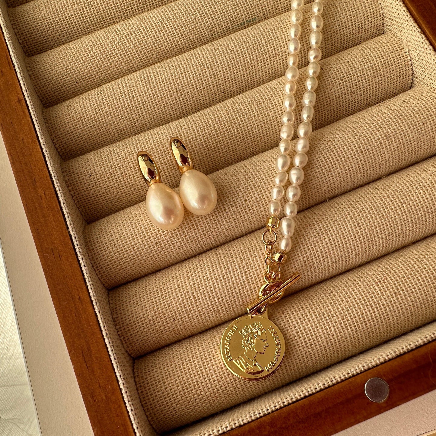 18K Gold Queen Münze Perlenhalskette Vintage Style Anhänger | Minimalist Jewelry
