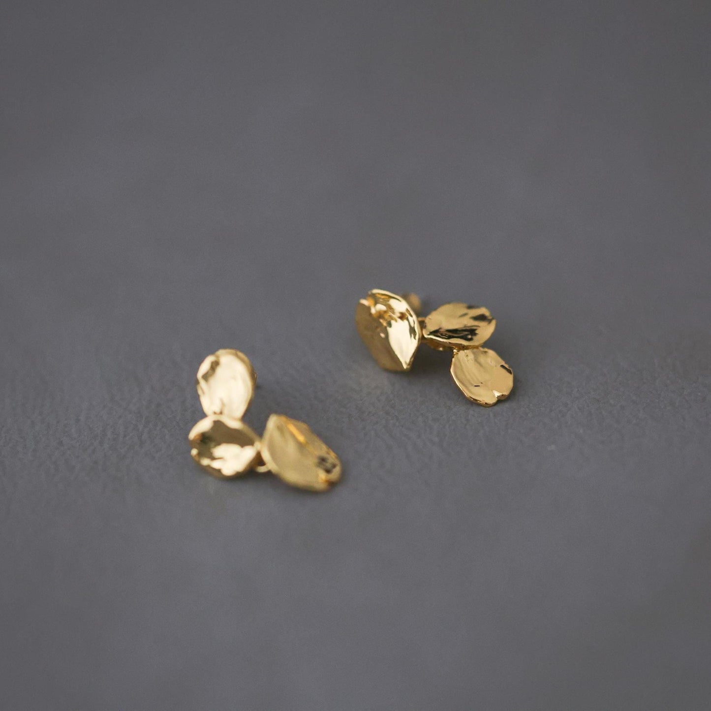 18K Gold Blatt Ohrstecker: Strukturierter Natur Schmuck | Minimalist Jewelry