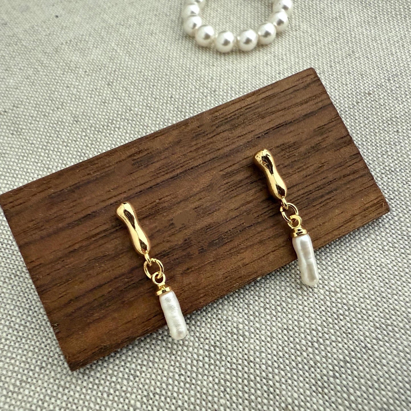 Elegante goldene Ohrringe mit echten Süßwasserperlen|hochwertiger|besonderer Schmuck für Alltag|Layering Looks | Minimalist Jewelry
