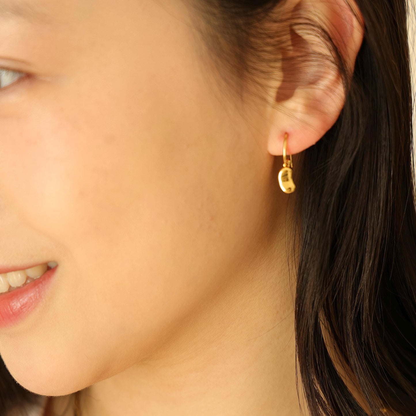 Goldene Kreolen mit bohnenförmig Anhänger|18K Gold|Statement Ohrringe|Kidney Bean Ohrring | Minimalist Jewelry