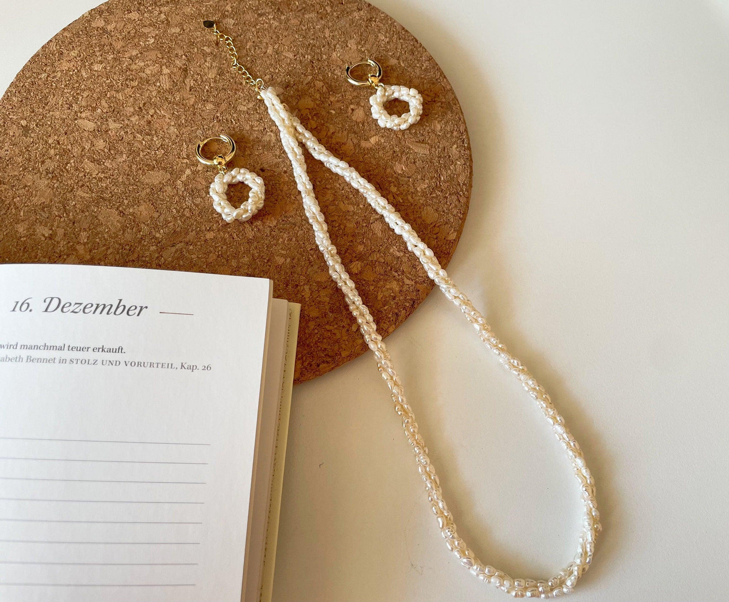 Elegant twisted pearl necklace in 14K gold and freshwater rice pearls - LE´TIAN