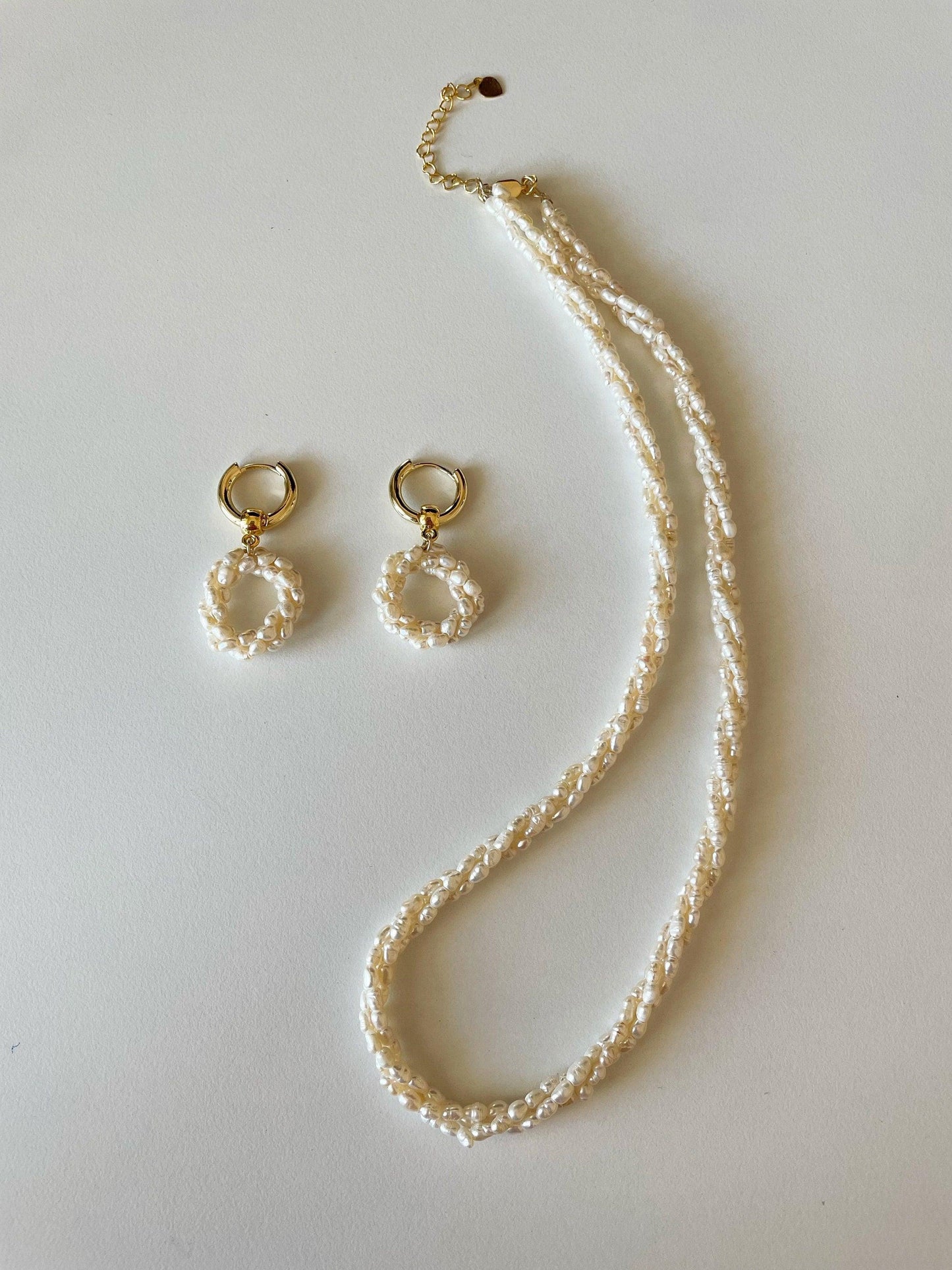 Elegant twisted pearl earrings in 14K gold and freshwater rice pearls - LE´TIAN