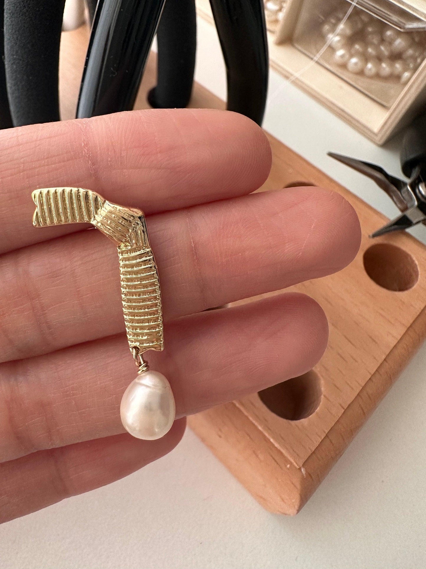 Stylish 14K gold plated asymmetrical earrings with pearl pendants - LE´TIAN