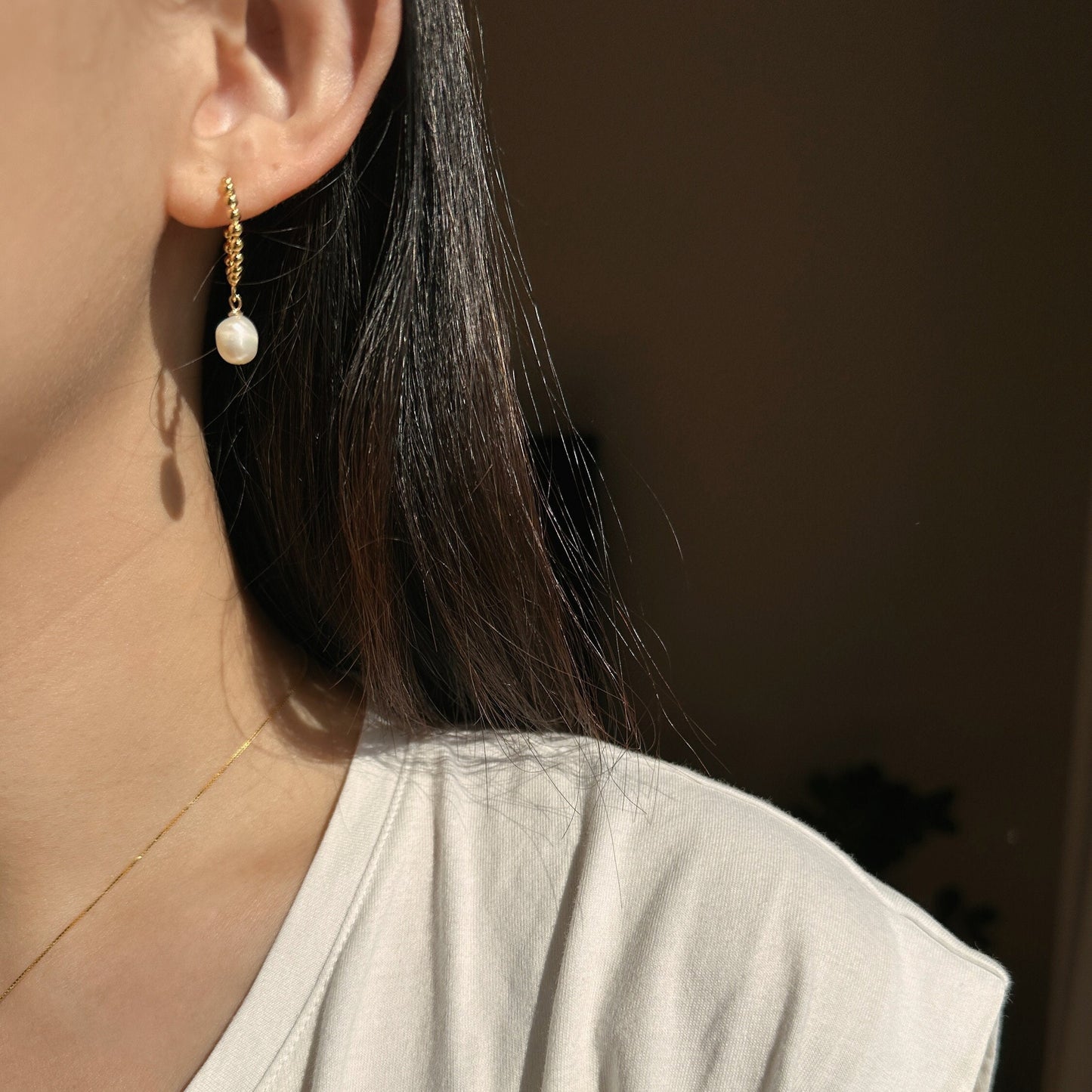 14K Vergoldete Creolen | Barocke Süßwasserperle | Minimalist Jewelry