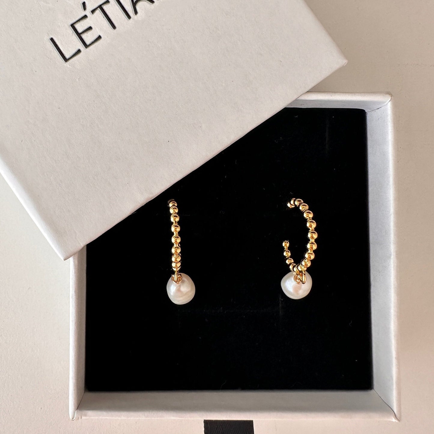 14K Vergoldete Creolen | Barocke Süßwasserperle | Minimalist Jewelry
