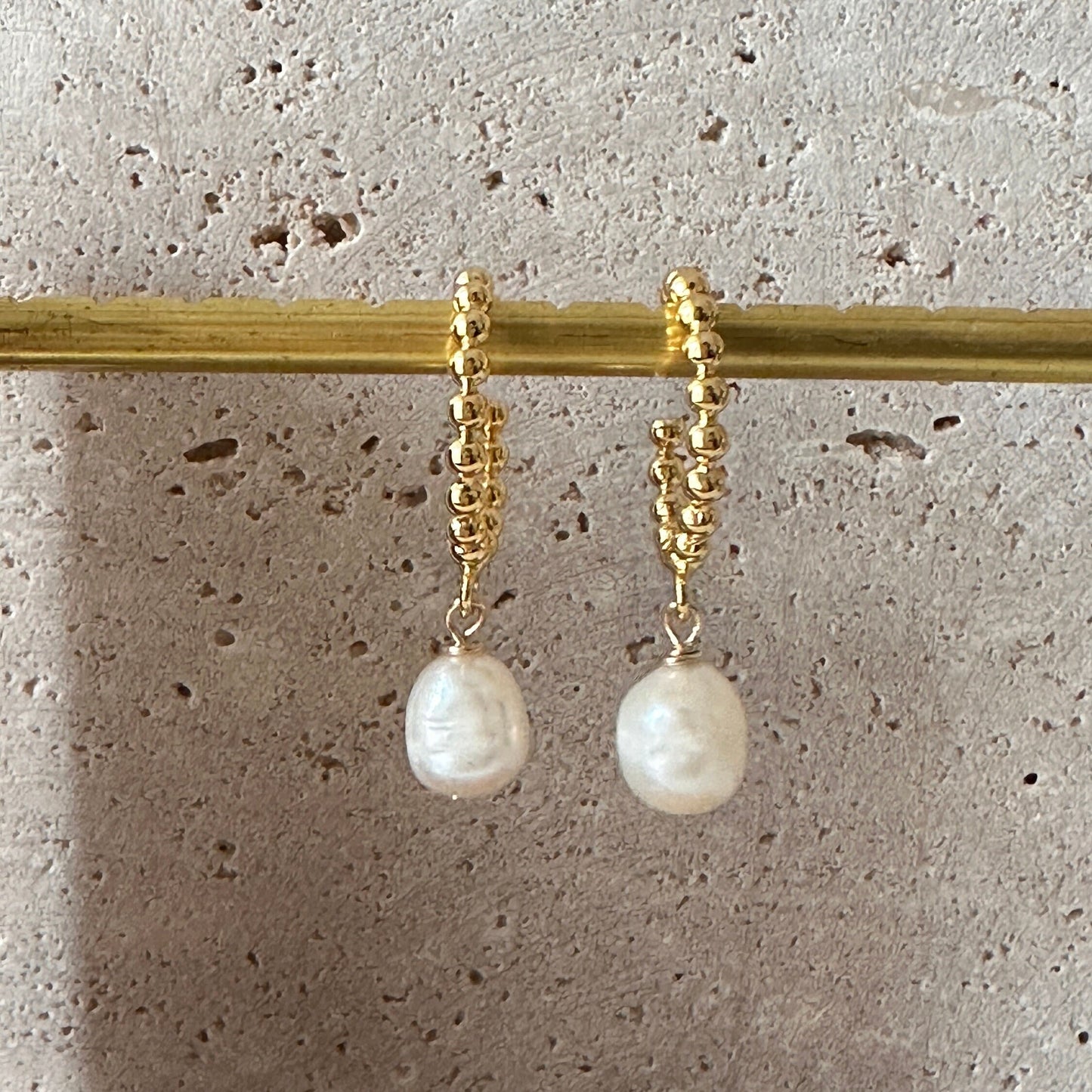 14K Vergoldete Creolen | Barocke Süßwasserperle | Minimalist Jewelry