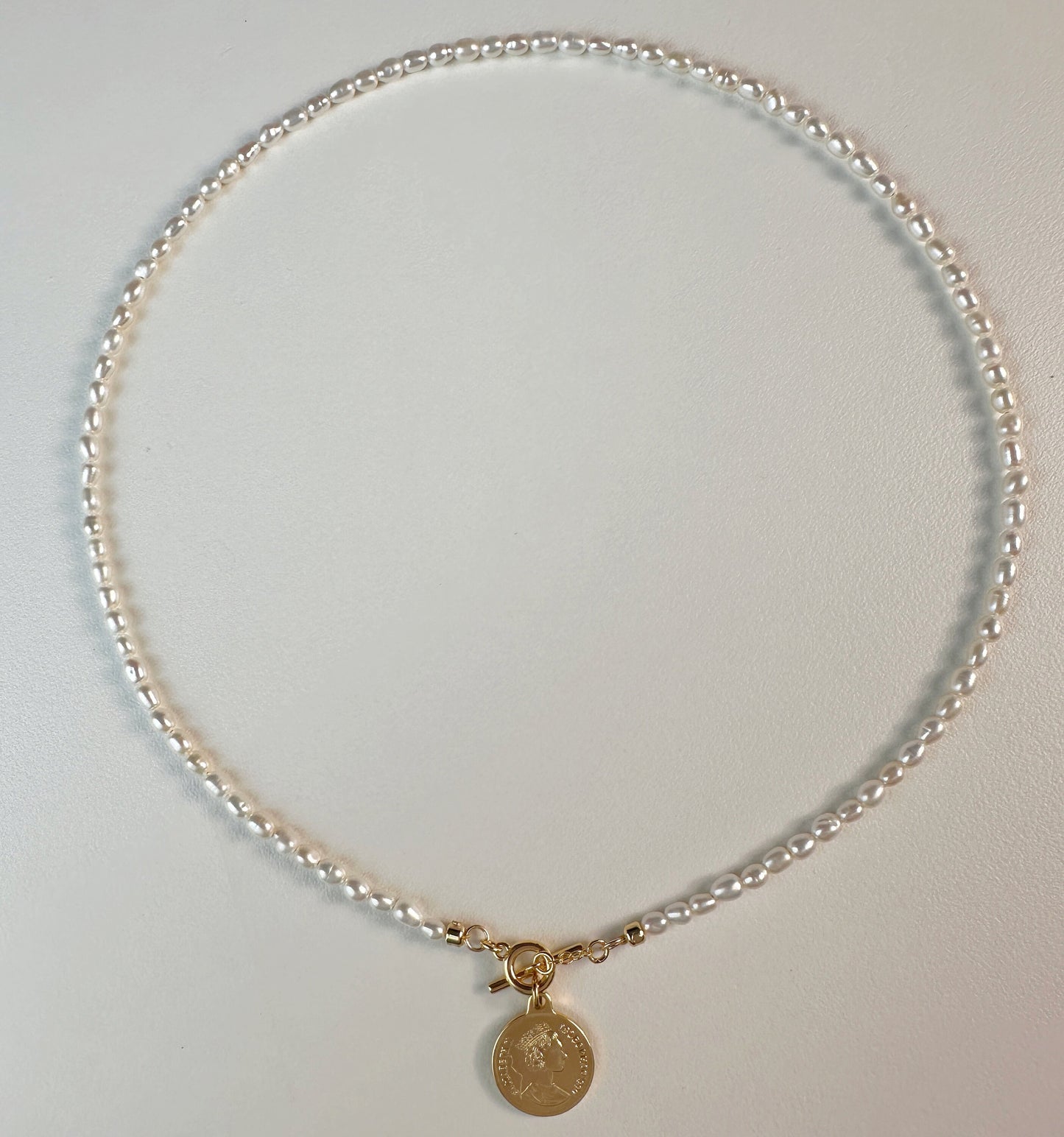 18K Gold Queen Münze Perlenhalskette Vintage Style Anhänger | Minimalist Jewelry