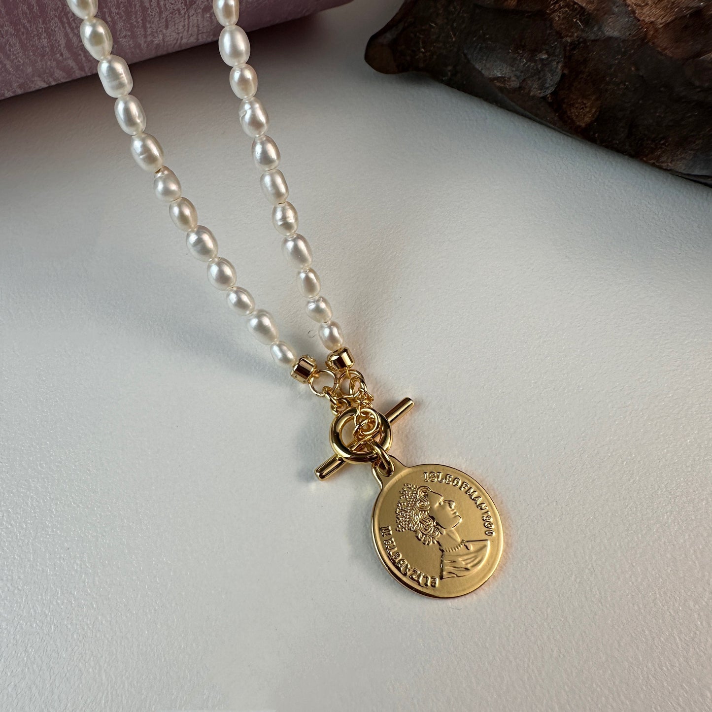 18K Gold Queen Münze Perlenhalskette Vintage Style Anhänger | Minimalist Jewelry