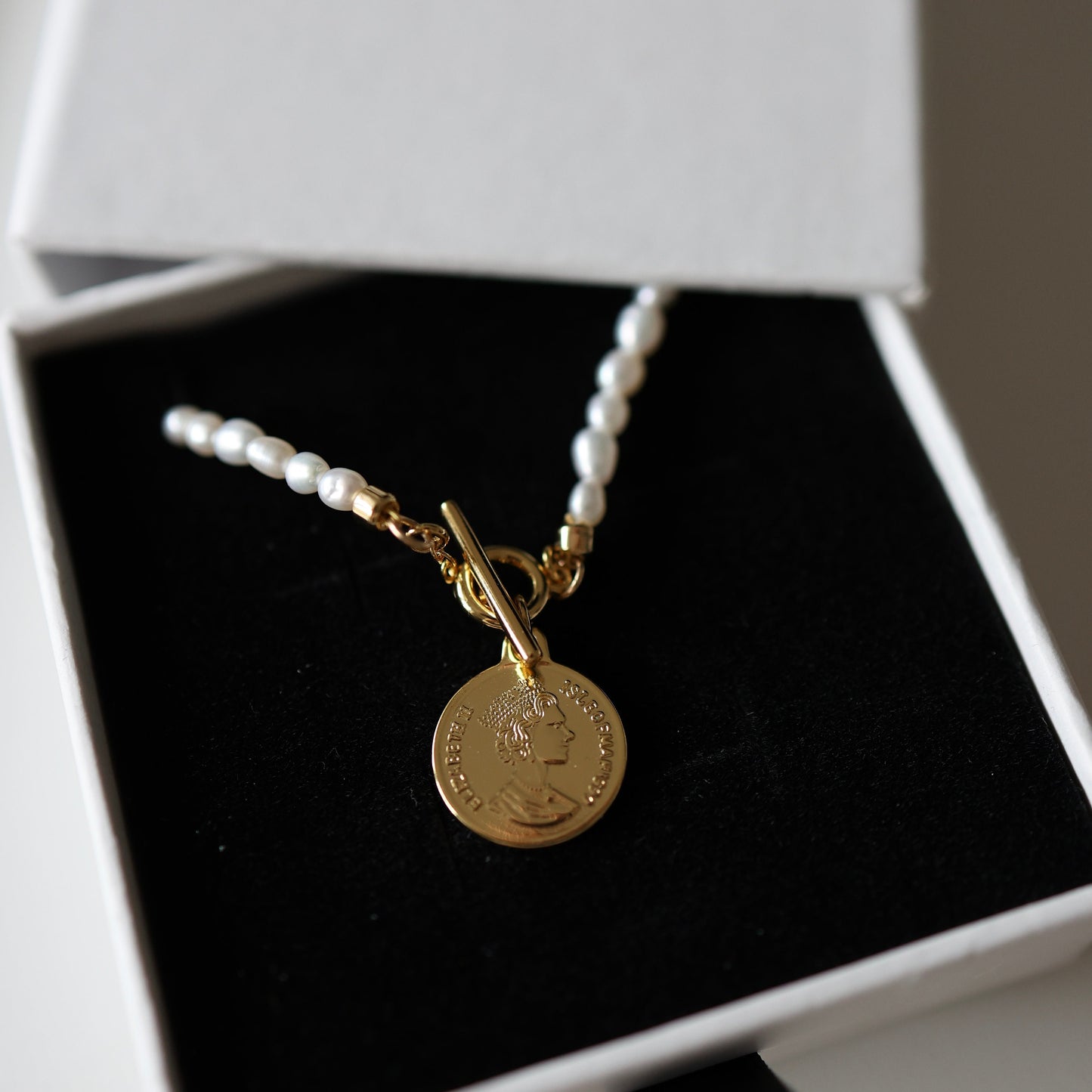 18K Gold Queen Münze Perlenhalskette Vintage Style Anhänger | Minimalist Jewelry