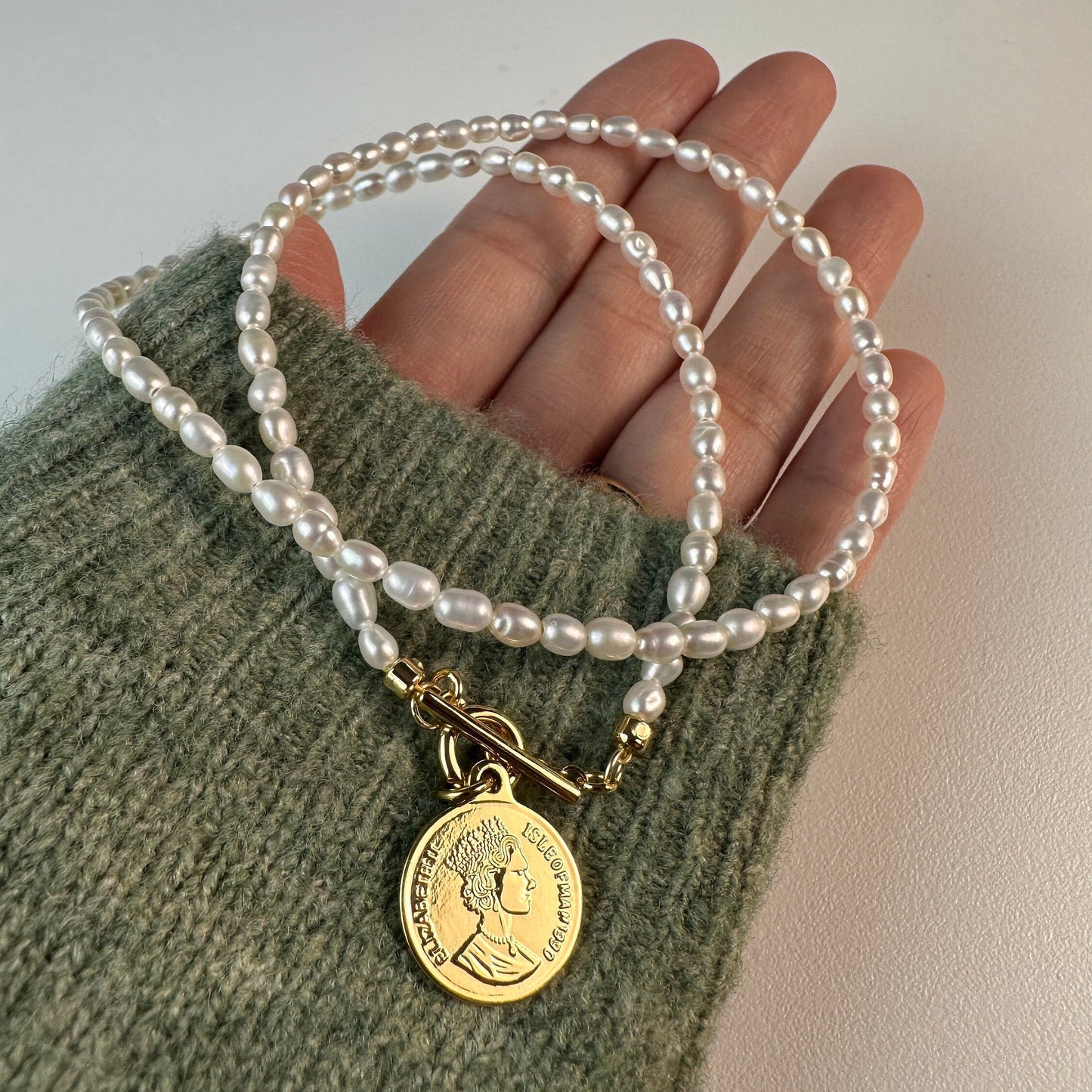 18K Gold Queen Münze Perlenhalskette Vintage Style Anhänger | Minimalist Jewelry