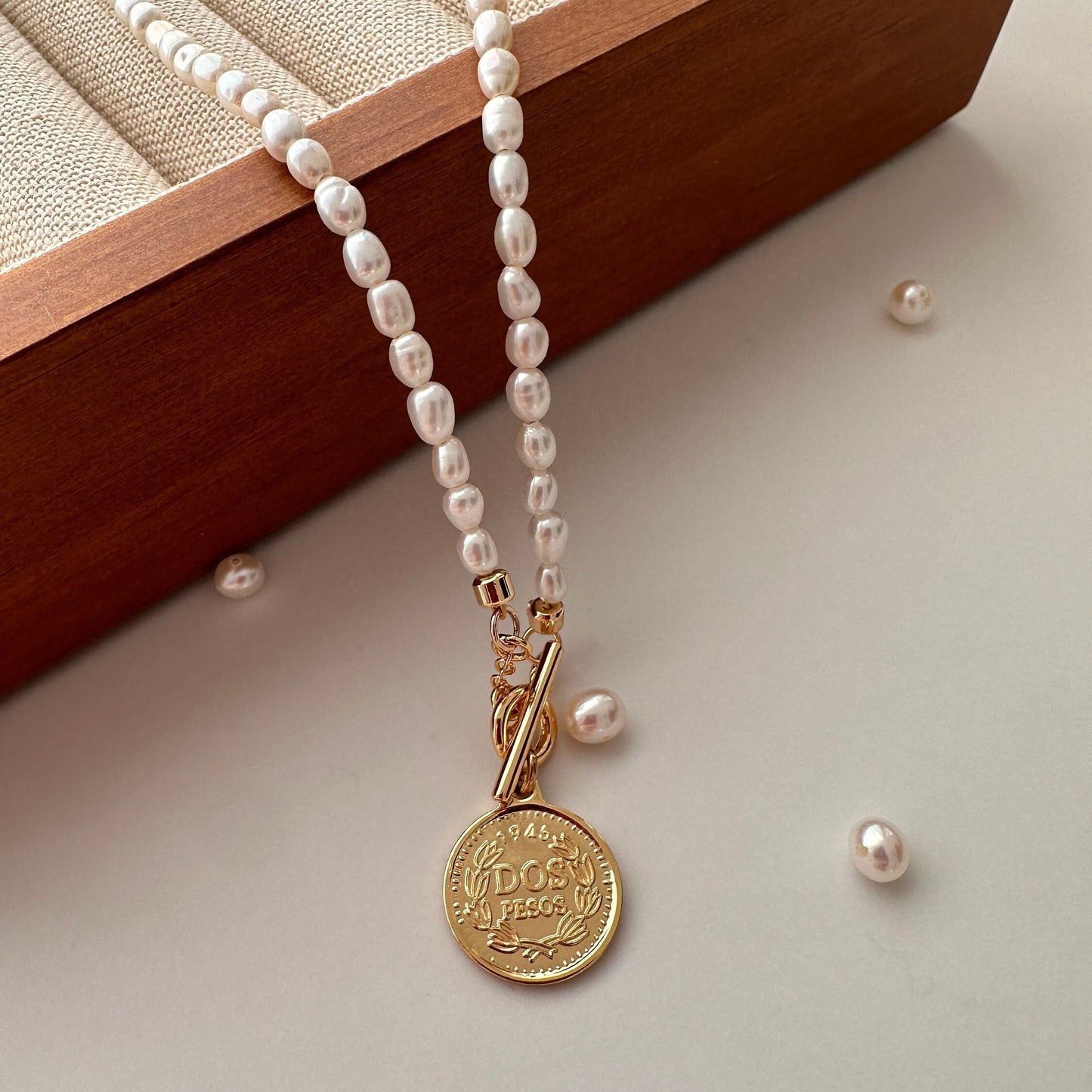 18K Gold Queen Münze Perlenhalskette Vintage Style Anhänger | Minimalist Jewelry