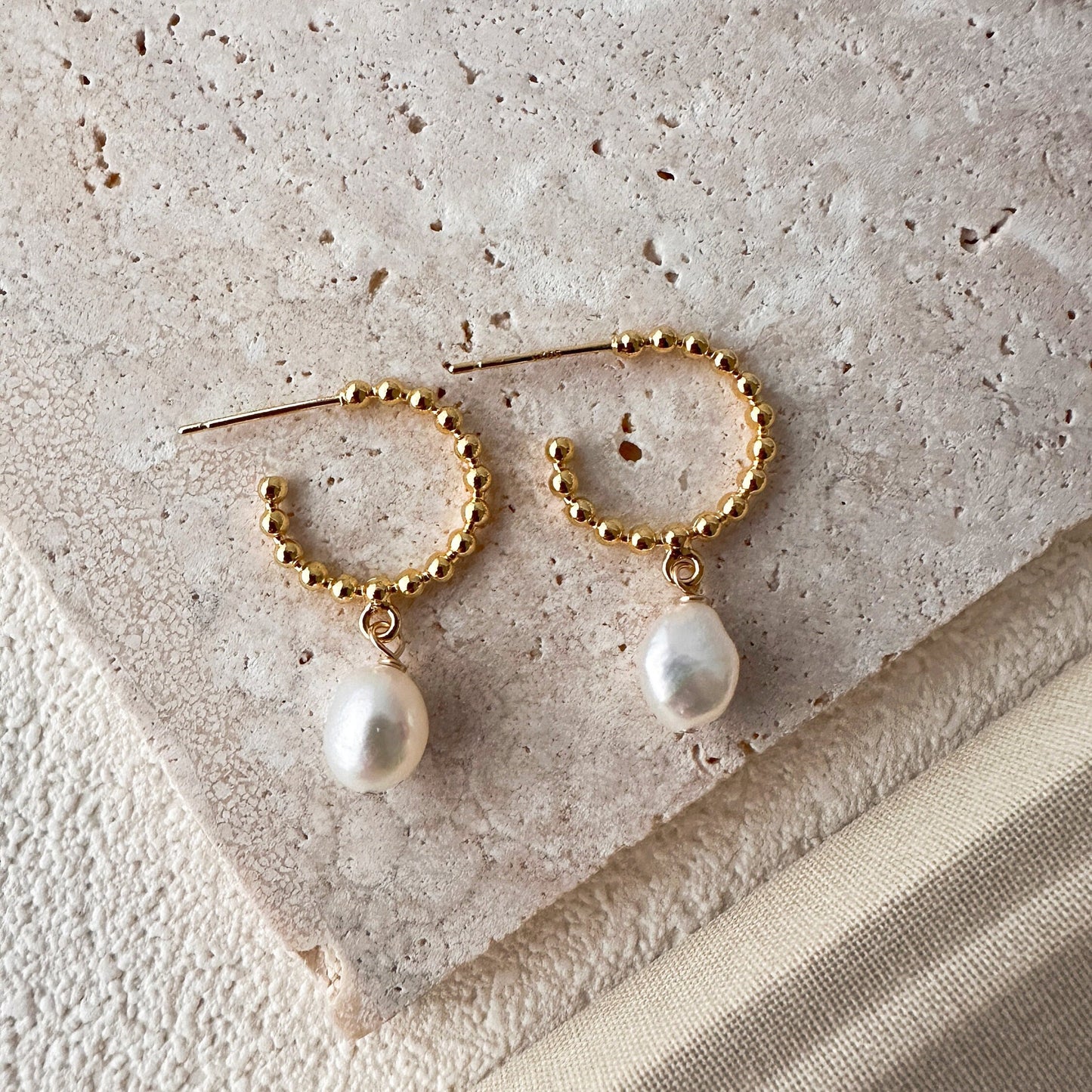 14K Vergoldete Creolen | Barocke Süßwasserperle | Minimalist Jewelry