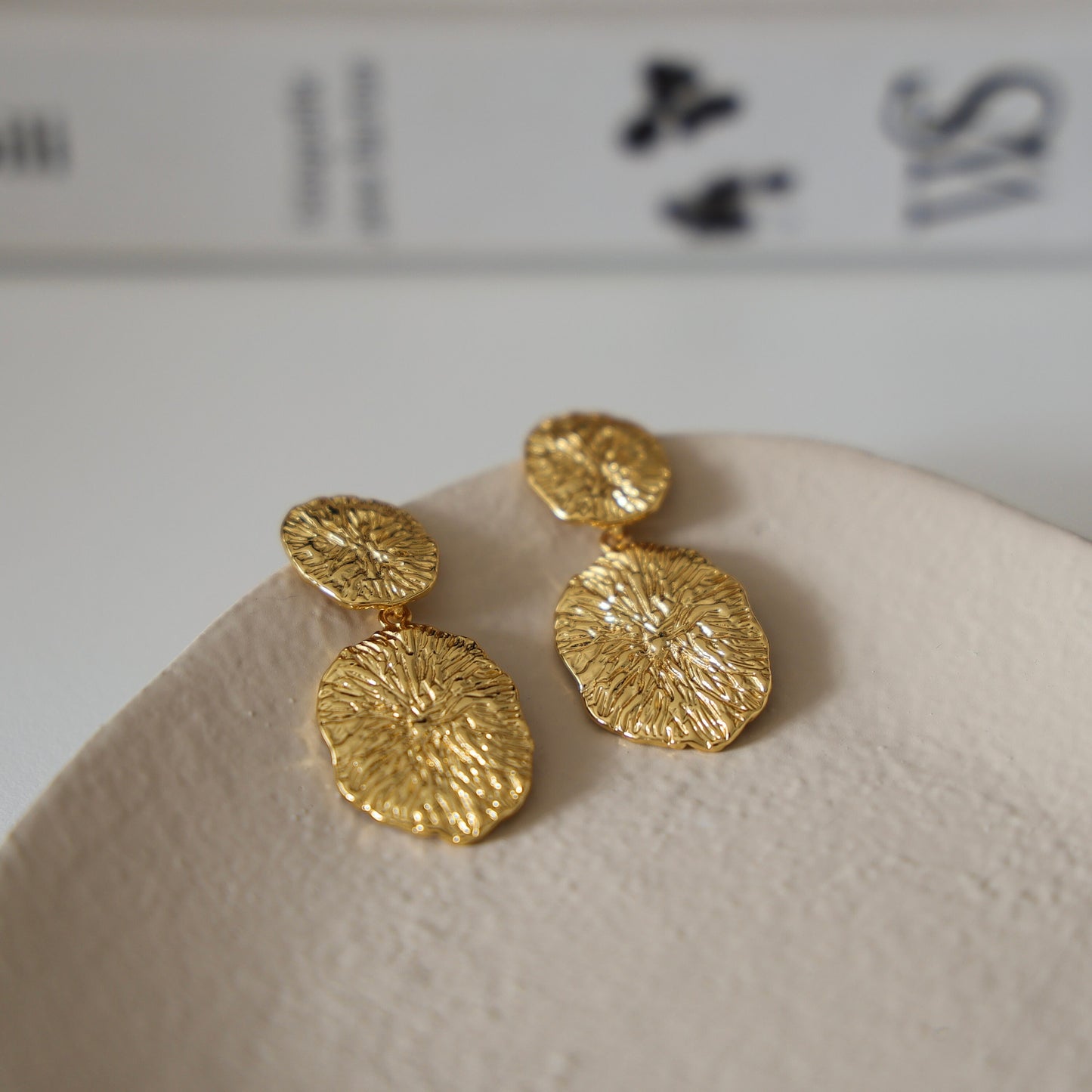 Goldene Statement Ohrringe|Texturiertes geometrisches Design|Damen Schmuck | Minimalist Jewelry