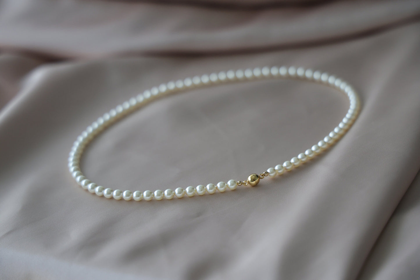 Kristall Perlenkette|Echte Swarovski Perlen|5 mm|Creme Weiß|Braut Halskette|Runde Glasperlen Schmuck|14K vergoldet Messing-Magnetverschluss | Minimalist Jewelry
