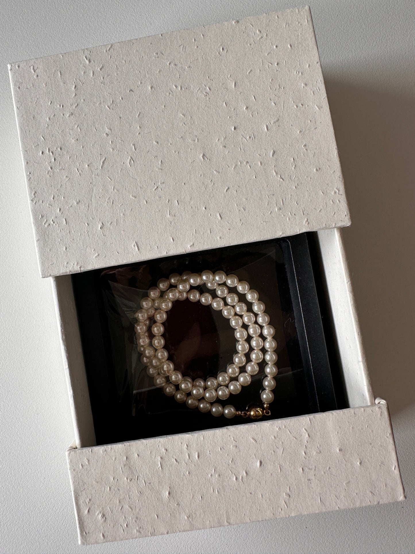 Kristall Perlenkette|Echte Swarovski Perlen|5 mm|Creme Weiß|Braut Halskette|Runde Glasperlen Schmuck|14K vergoldet Messing-Magnetverschluss | Minimalist Jewelry