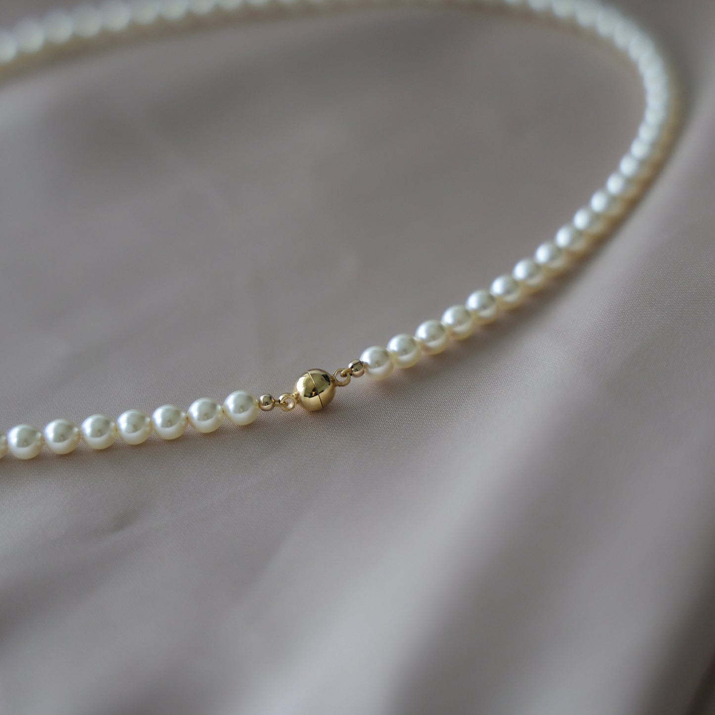 Kristall Perlenkette|Echte Swarovski Perlen|5 mm|Creme Weiß|Braut Halskette|Runde Glasperlen Schmuck|14K vergoldet Messing-Magnetverschluss | Minimalist Jewelry