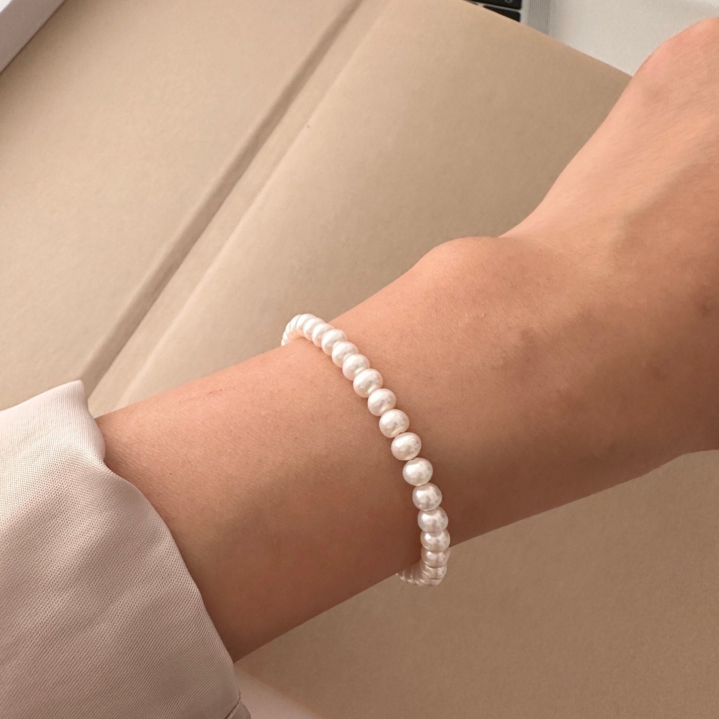Zartes Süßwasserperlen Armband|hochwertiges Perlen Armband|5 mm Barocken Perlen|Vergoldete Federring Verschluss 19 mm|Minimalistisch|Geschenk