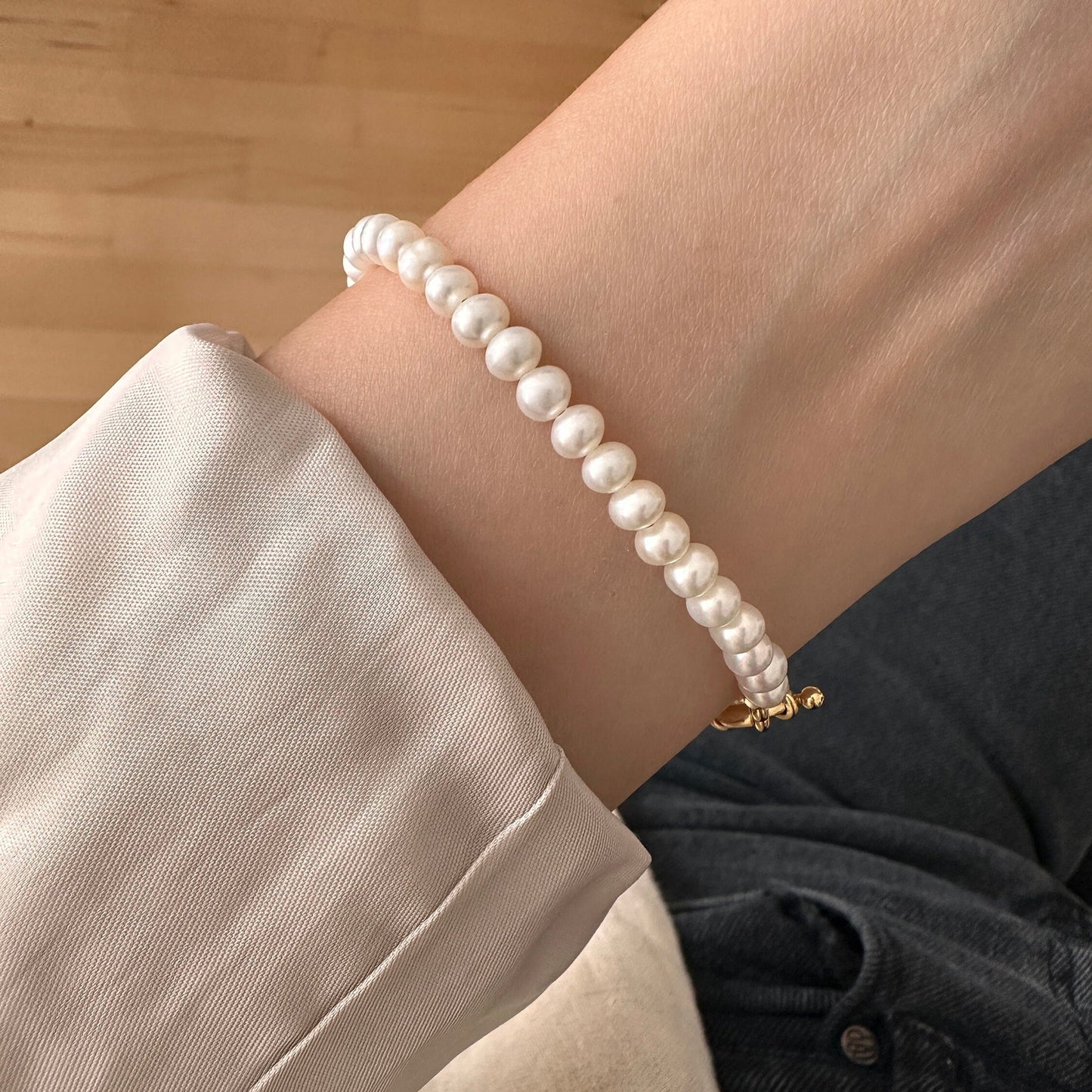 Zartes Süßwasserperlen Armband|hochwertiges Perlen Armband|5 mm Barocken Perlen|Vergoldete Federring Verschluss 19 mm|Minimalistisch|Geschenk