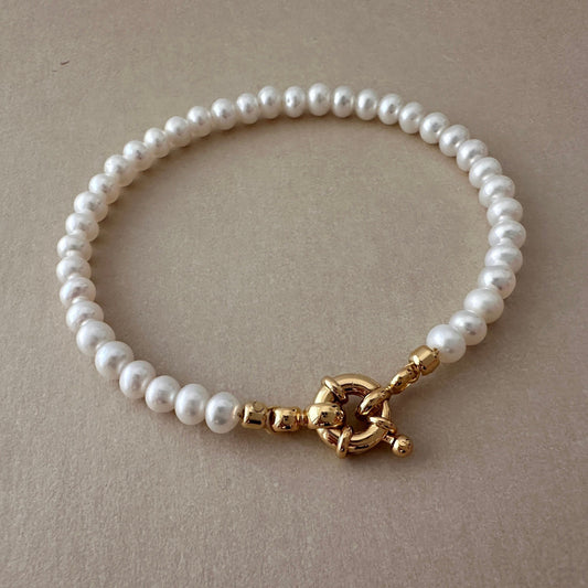 Zartes Süßwasserperlen Armband|hochwertiges Perlen Armband|5 mm Barocken Perlen|Vergoldete Federring Verschluss 19 mm|Minimalistisch|Geschenk