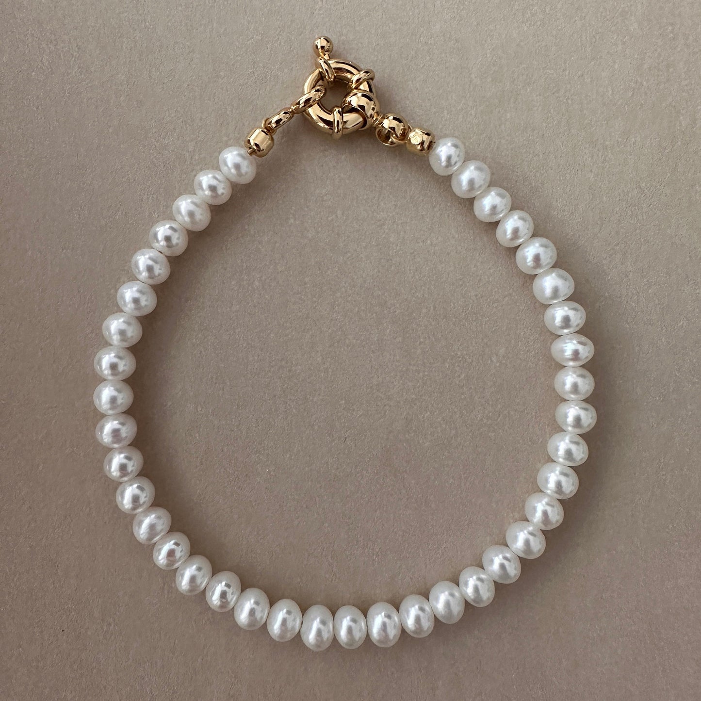 Zartes Süßwasserperlen Armband|hochwertiges Perlen Armband|5 mm Barocken Perlen|Vergoldete Federring Verschluss 19 mm|Minimalistisch|Geschenk