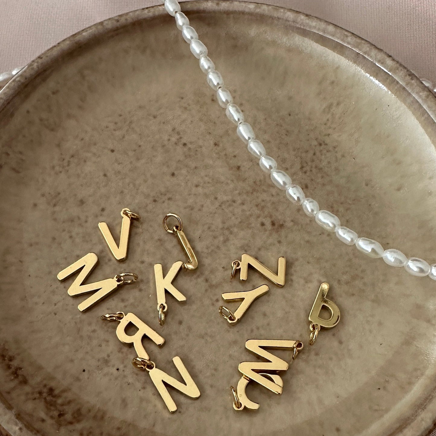 Süsswasserperlen Halskette | Gold Buchstabe Anhänger, personalisierte Initiale | Minimalist Jewelry