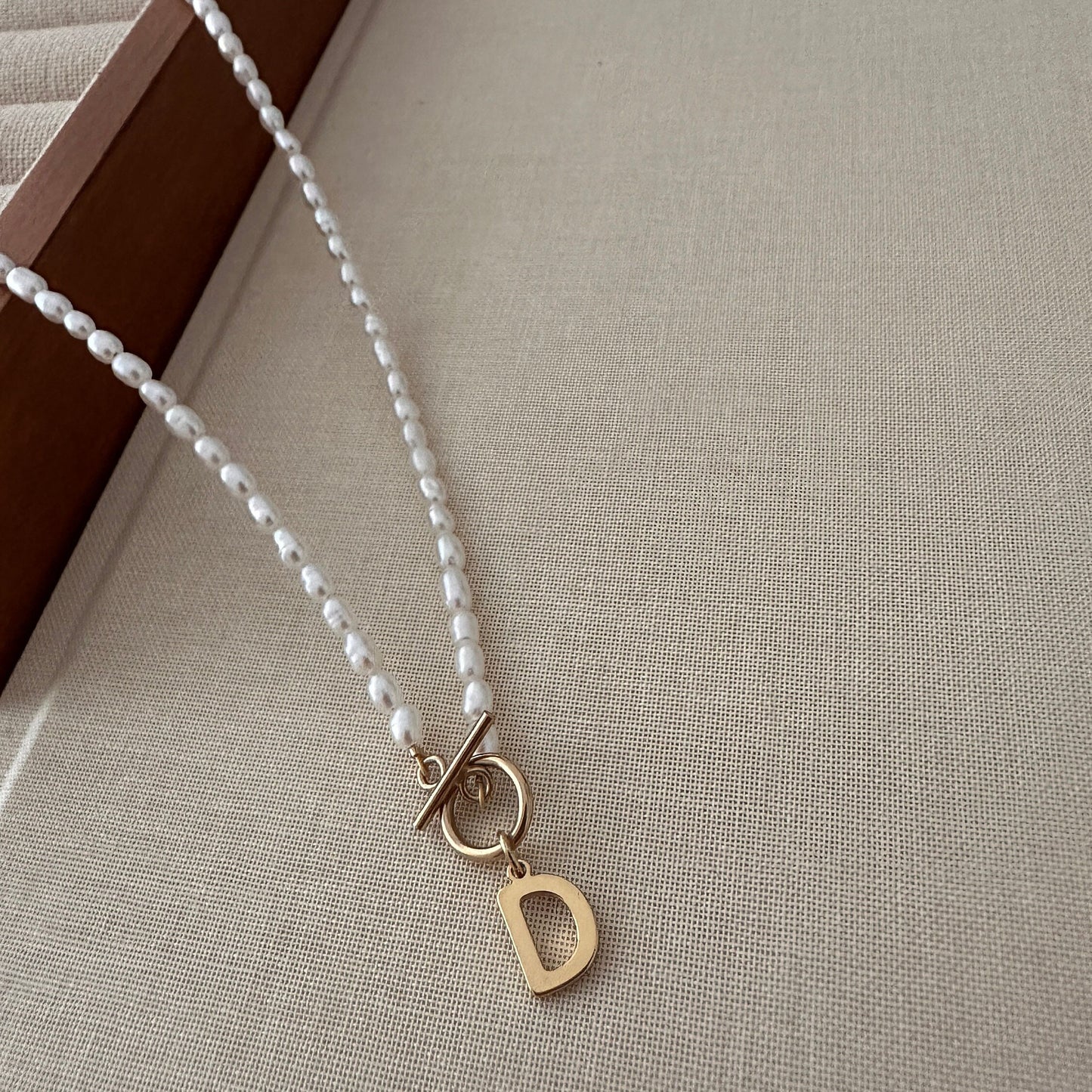 Süsswasserperlen Halskette | Gold Buchstabe Anhänger, personalisierte Initiale | Minimalist Jewelry