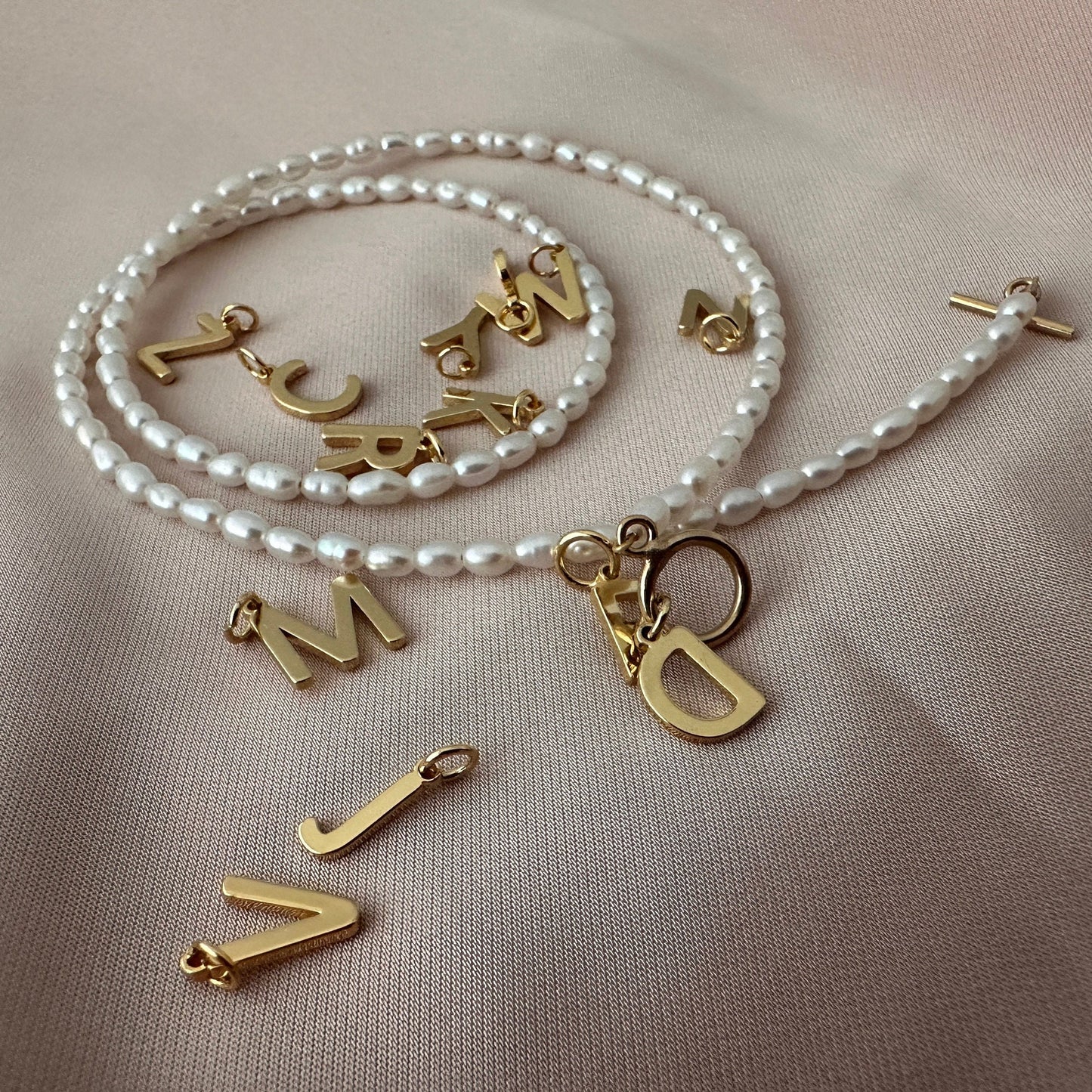 Süsswasserperlen Halskette | Gold Buchstabe Anhänger, personalisierte Initiale | Minimalist Jewelry