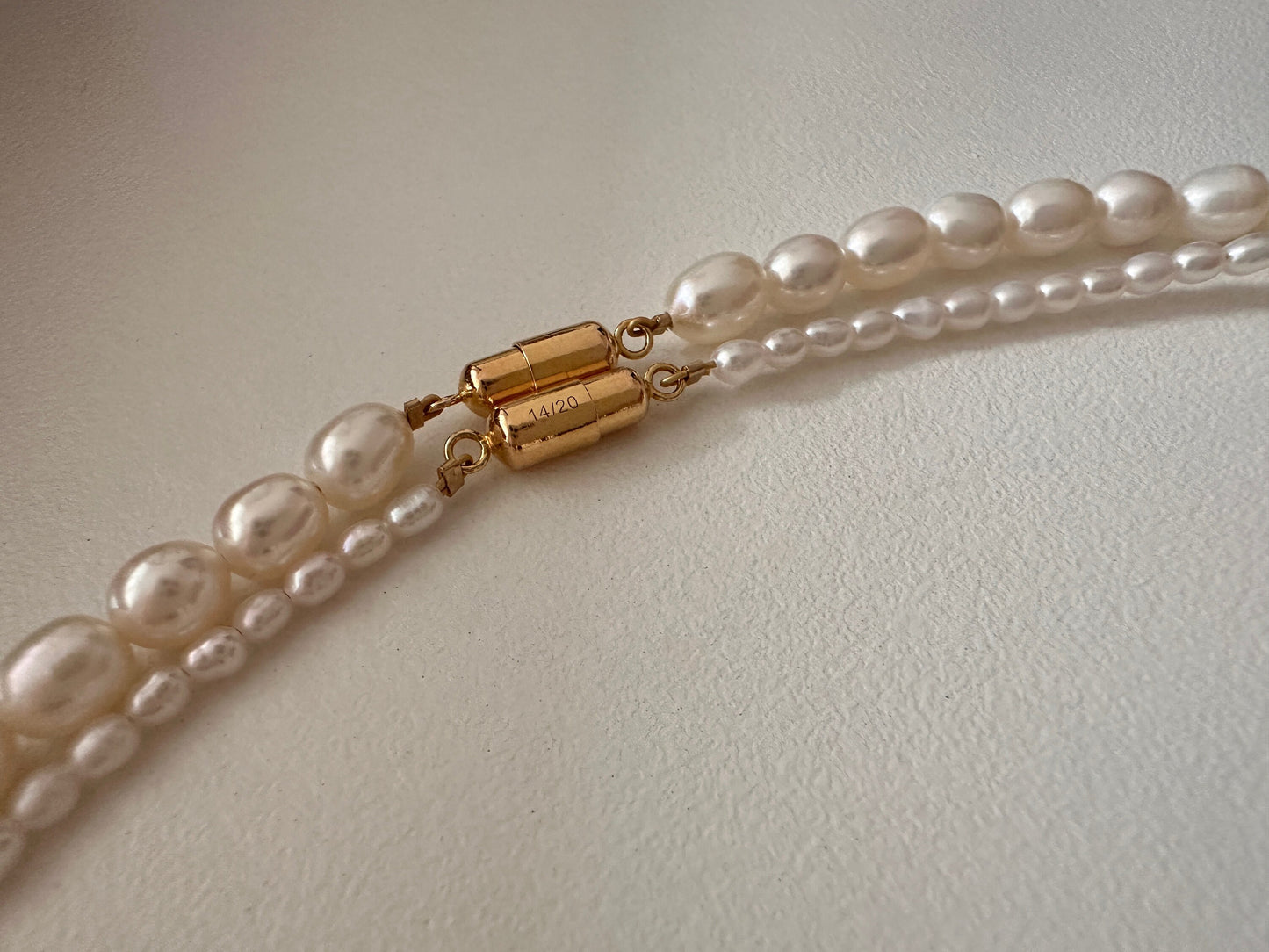 Süßwasser-Reis Perlen Halskette | Langer geschichteter Perlenstrang, 14K Gold gefüllter Verschluss | Minimalist Jewelry