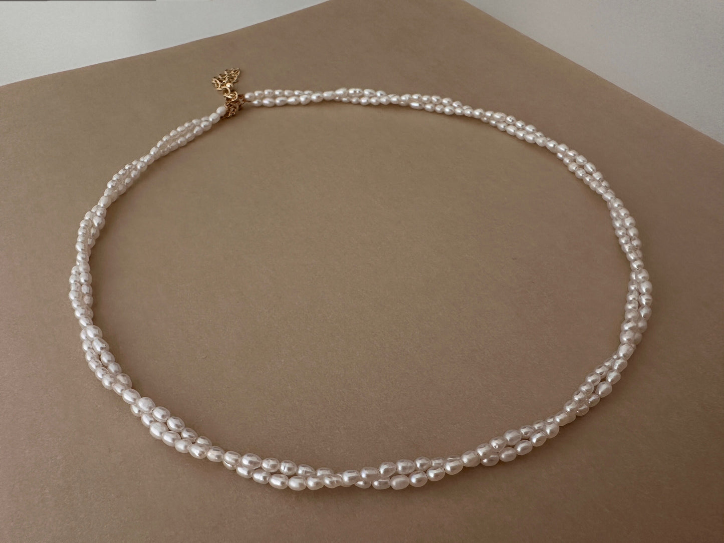 Handgefertigter Doppelstrang Süßwasserperlen Choker: 14k vergoldet | Minimalist Jewelry