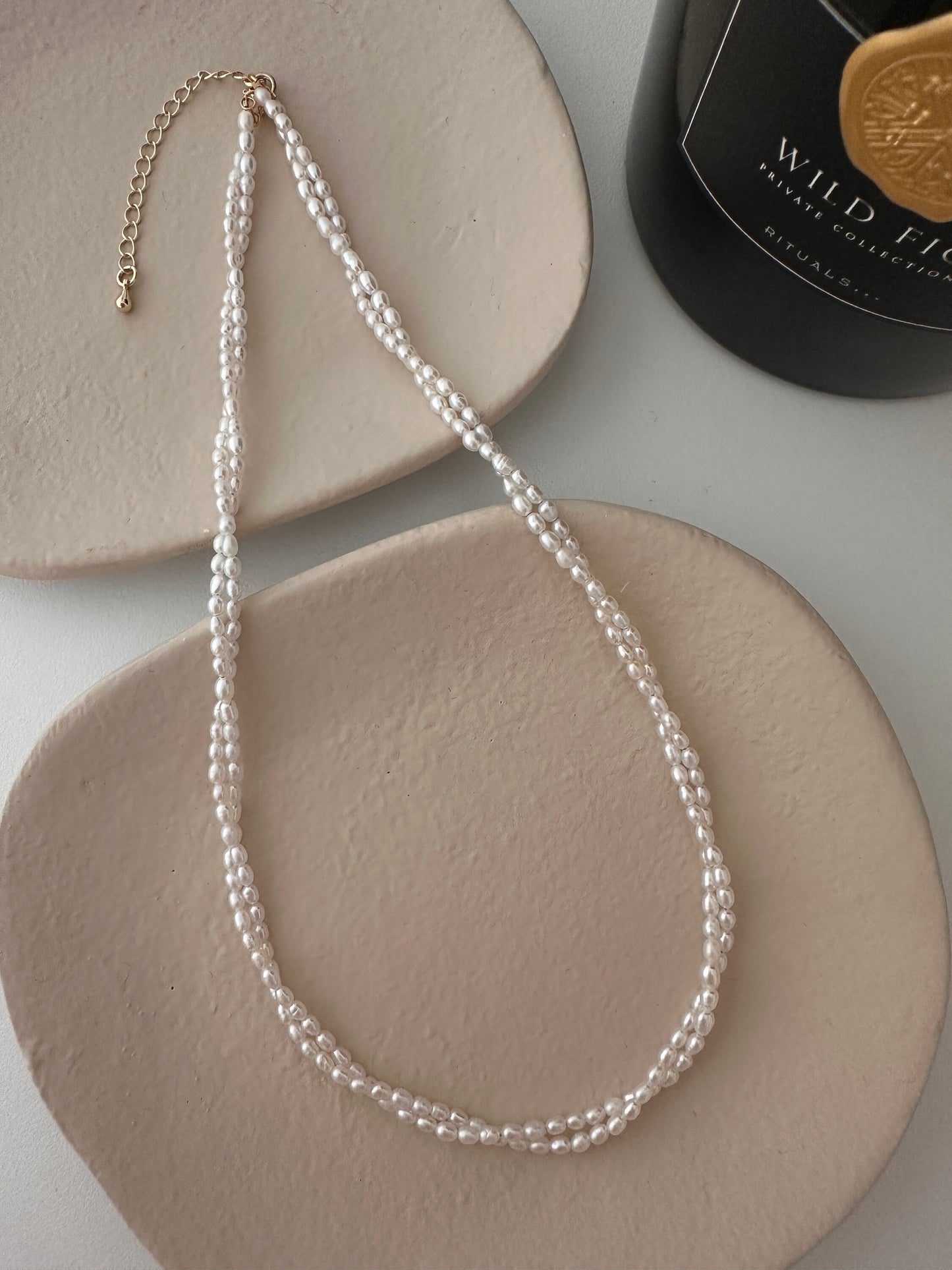 Handgefertigter Doppelstrang Süßwasserperlen Choker: 14k vergoldet | Minimalist Jewelry