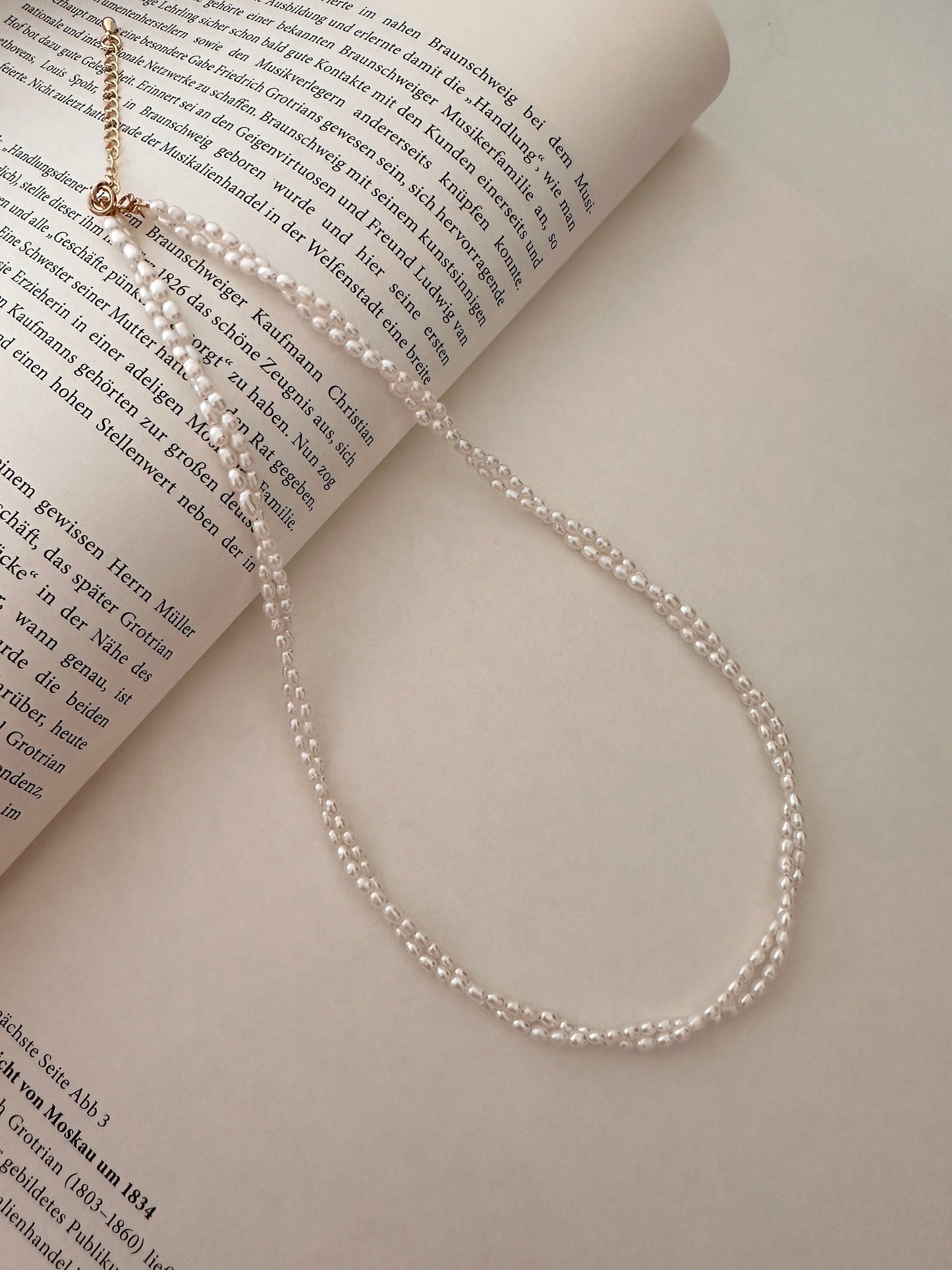 Handgefertigter Doppelstrang Süßwasserperlen Choker: 14k vergoldet | Minimalist Jewelry