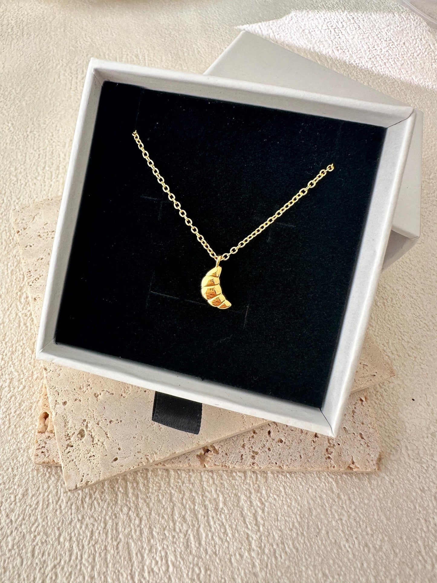 18K Gold Croissant Anhänger Halskette | Minimalistischer Schmuck
