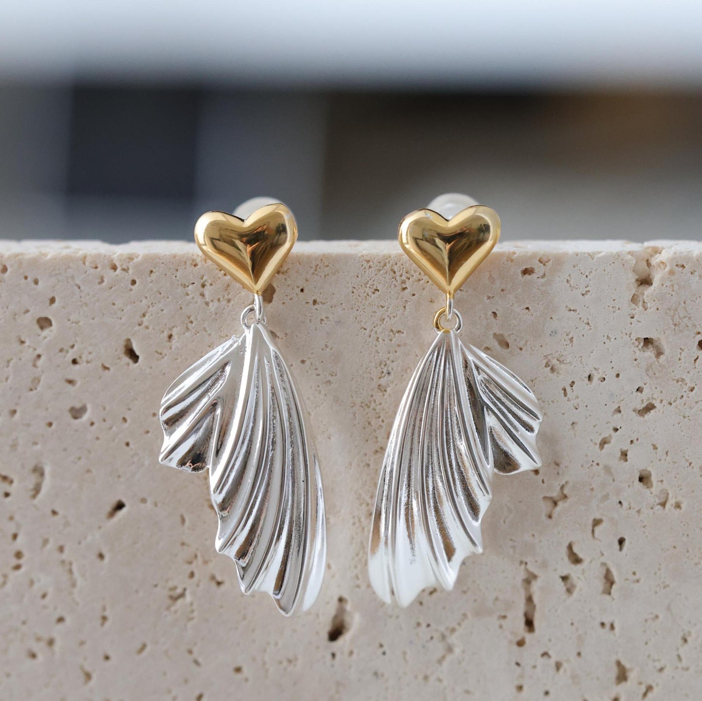 Zweifarbige Ohrhänger: Goldenes Herz, Sterling Silber Flügel | Minimalist Jewelry