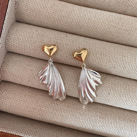 Zweifarbige Ohrhänger: Goldenes Herz, Sterling Silber Flügel | Minimalist Jewelry