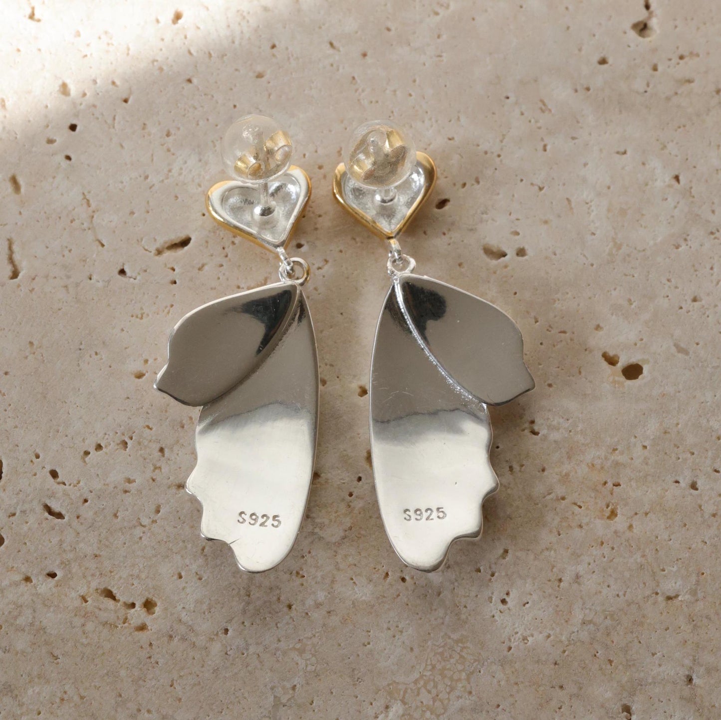 Zweifarbige Ohrhänger: Goldenes Herz, Sterling Silber Flügel | Minimalist Jewelry