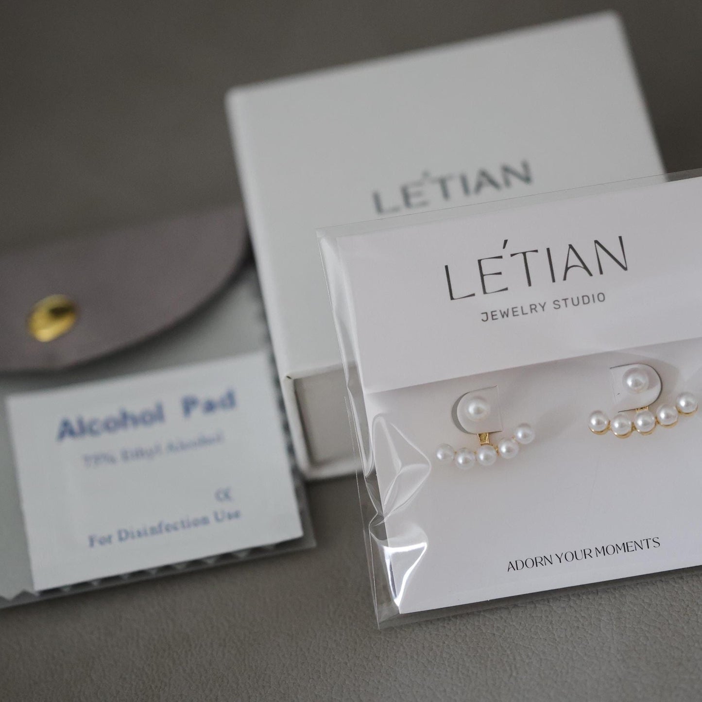 Zierliche Perlen Ohrstecker: Double Layer Design, einstellbare Passform | Minimalist Jewelry