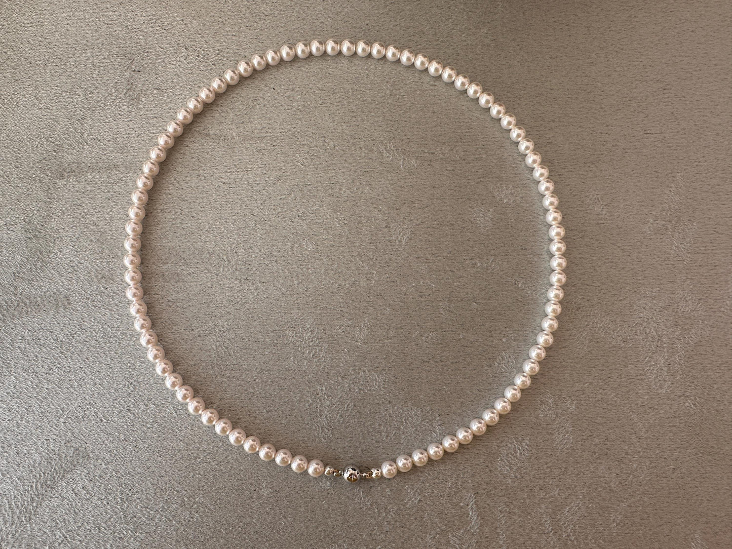 Kristall Perlenkette|Echte Swarovski Perlen|5 mm|Creme Weiß|Braut Halskette|Runde Glasperlen Schmuck|14K vergoldet Messing-Magnetverschluss | Minimalist Jewelry
