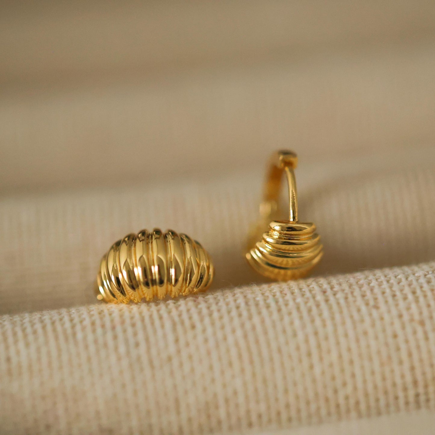 Elegante Goldfarbene Croissant-Ohrringe | 18K vergoldetes Messing | Zeitlose Mini-Creolen für den Alltag | Minimalist Jewelry