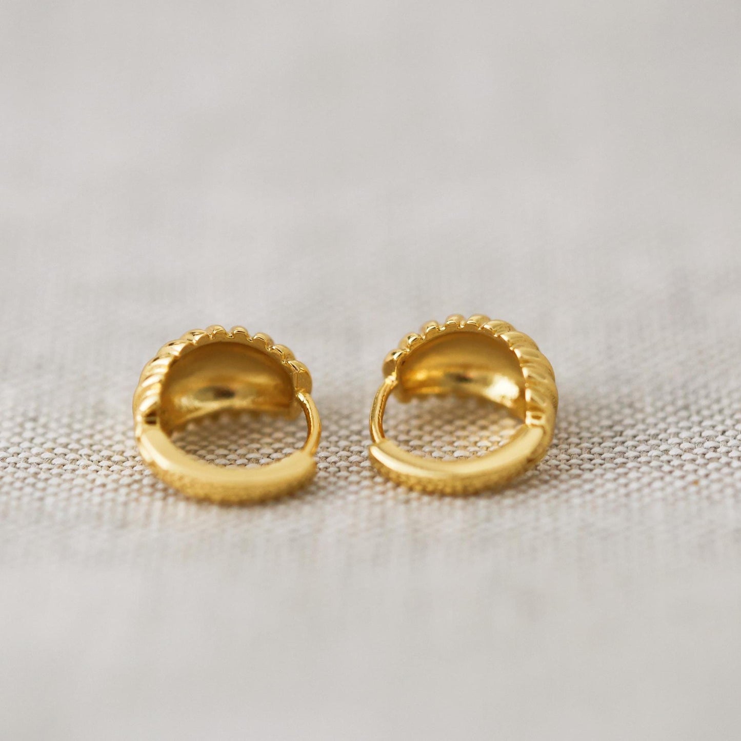Elegante Goldfarbene Croissant-Ohrringe | 18K vergoldetes Messing | Zeitlose Mini-Creolen für den Alltag | Minimalist Jewelry