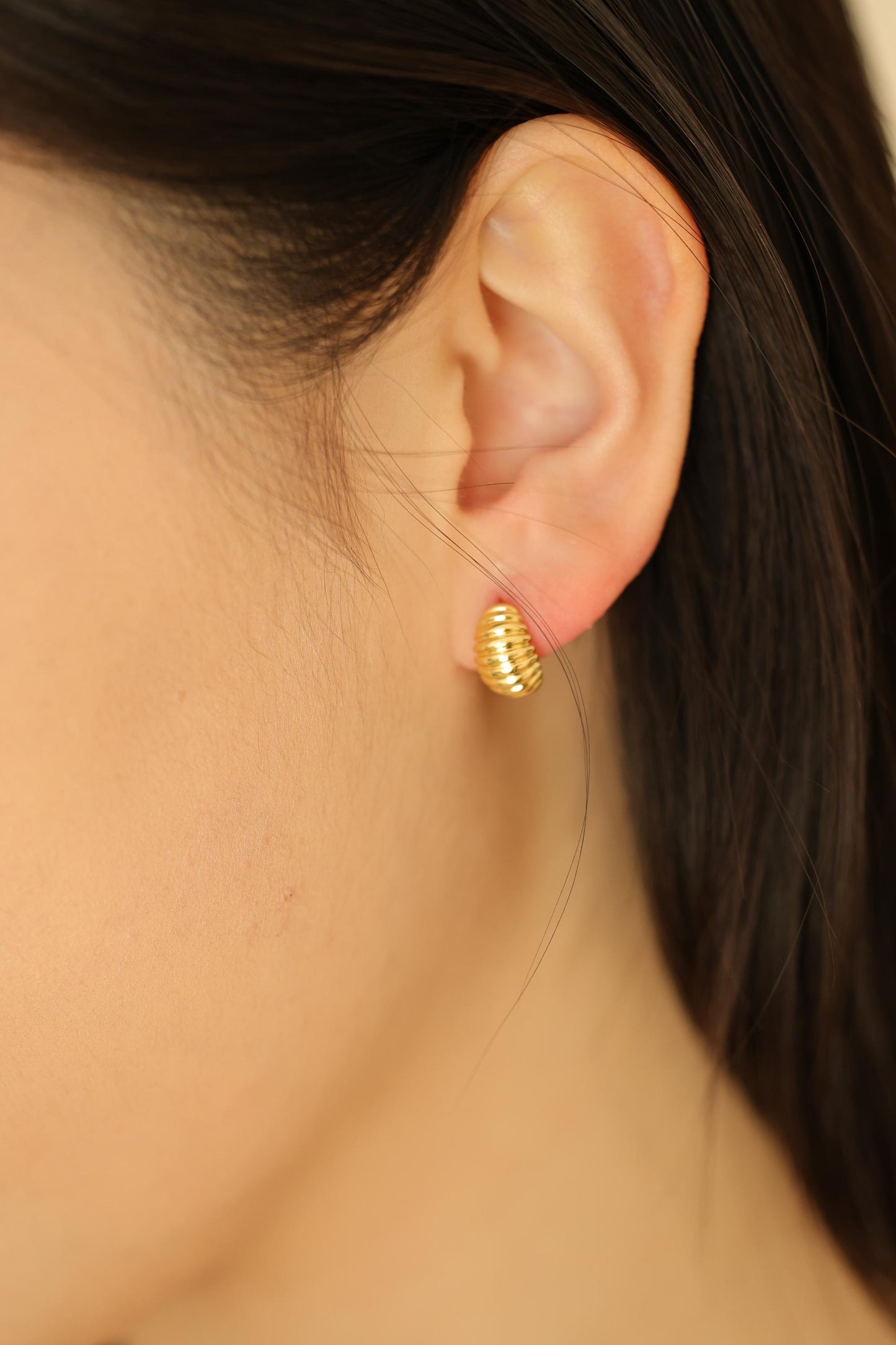 Elegante Goldfarbene Croissant-Ohrringe | 18K vergoldetes Messing | Zeitlose Mini-Creolen für den Alltag | Minimalist Jewelry