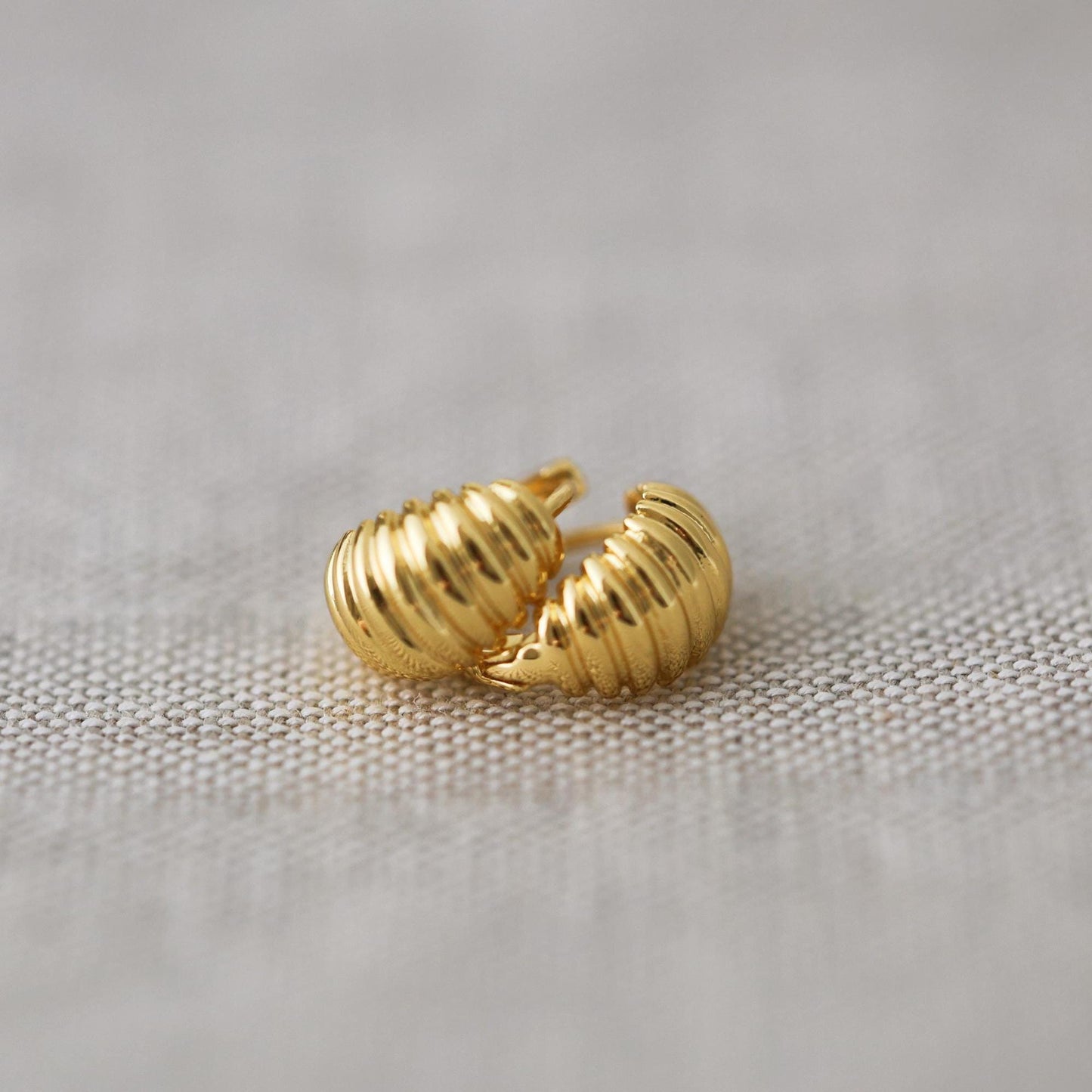 Elegante Goldfarbene Croissant-Ohrringe | 18K vergoldetes Messing | Zeitlose Mini-Creolen für den Alltag | Minimalist Jewelry