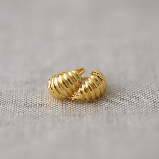 Elegante Goldfarbene Croissant-Ohrringe | 18K vergoldetes Messing | Zeitlose Mini-Creolen für den Alltag | Minimalist Jewelry