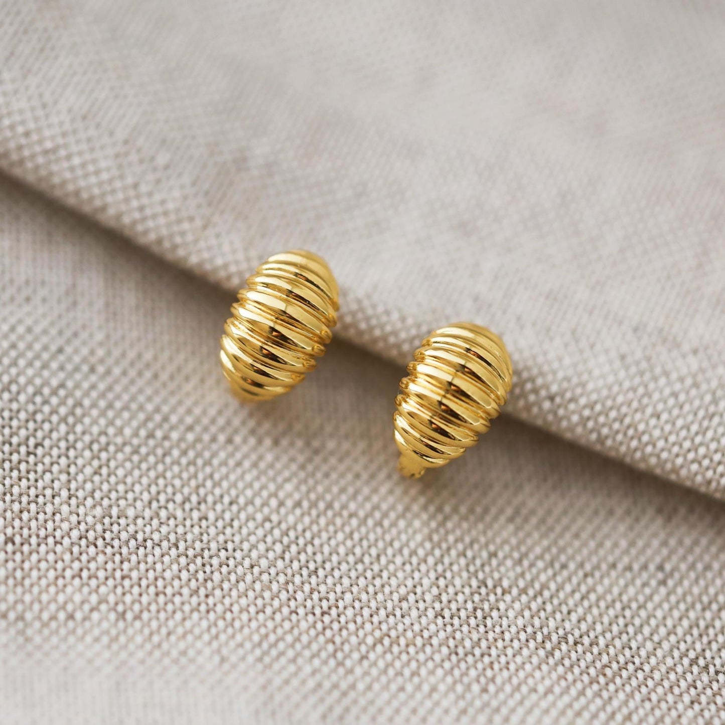Elegante Goldfarbene Croissant-Ohrringe | 18K vergoldetes Messing | Zeitlose Mini-Creolen für den Alltag | Minimalist Jewelry