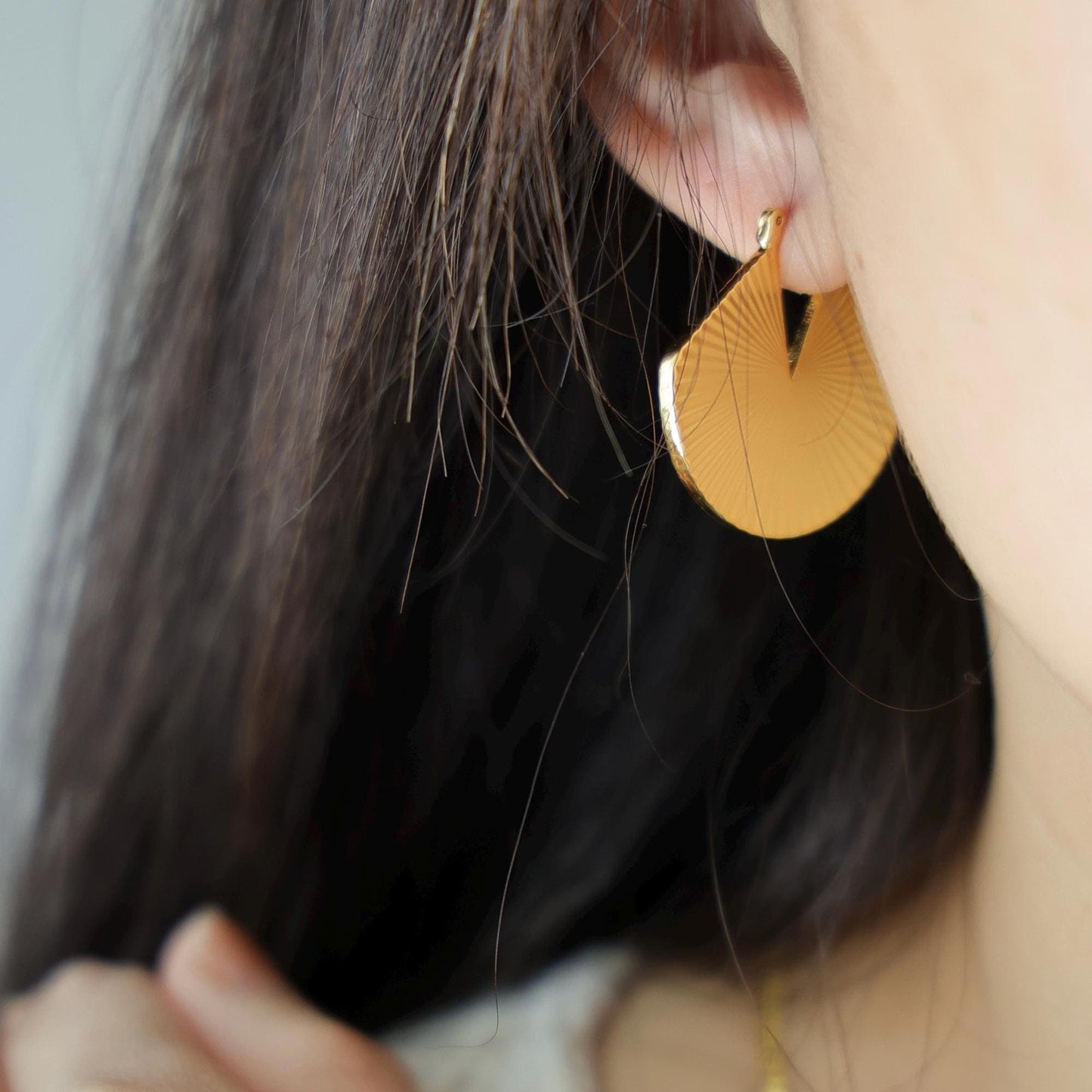 Goldene Statement Ohrringe im Fächerdesign|18K vergoldet|Geometrische Ohrhänger im Art-Deco-Stil | Minimalist Jewelry
