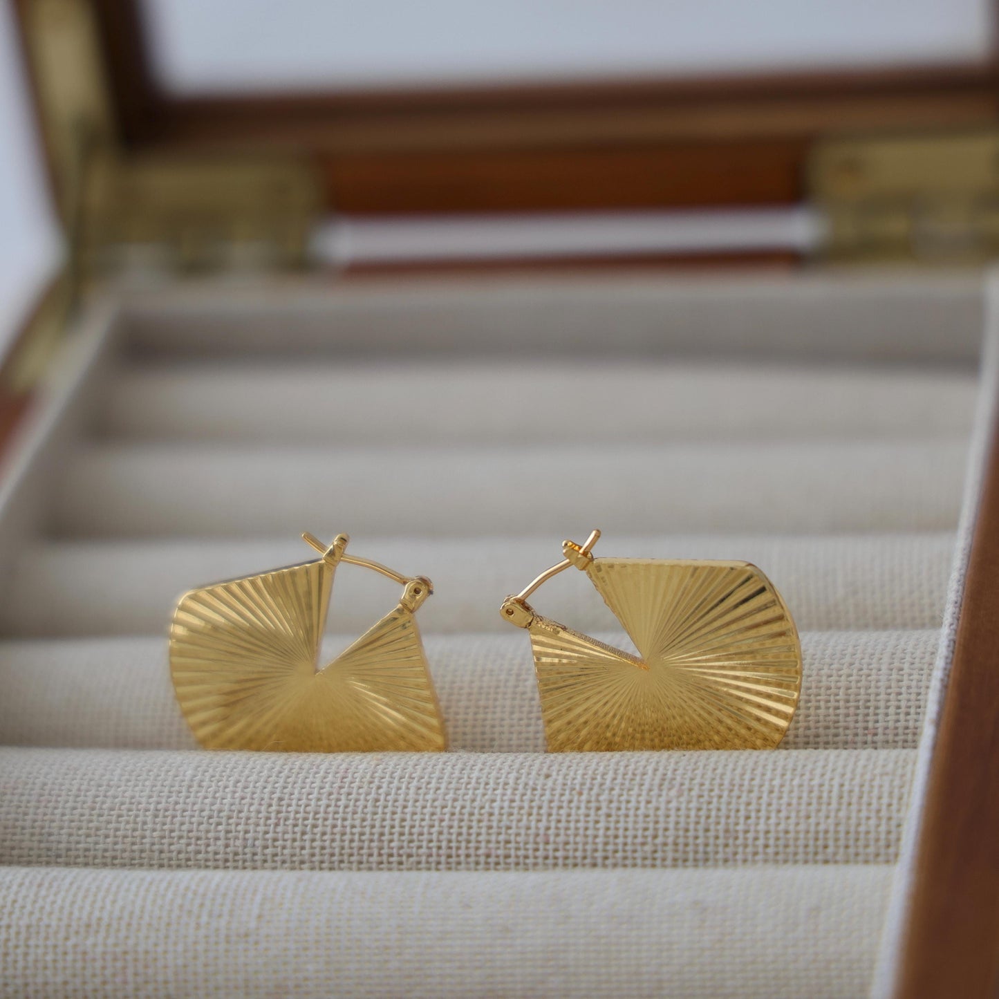 Goldene Statement Ohrringe im Fächerdesign|18K vergoldet|Geometrische Ohrhänger im Art-Deco-Stil | Minimalist Jewelry