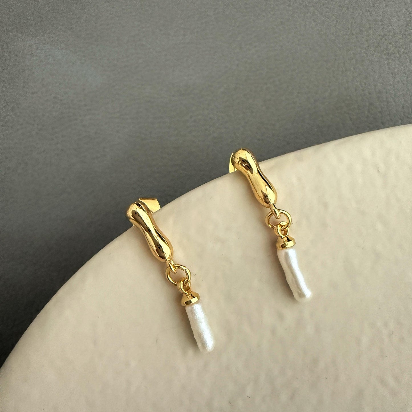 Elegante goldene Ohrringe mit echten Süßwasserperlen|hochwertiger|besonderer Schmuck für Alltag|Layering Looks | Minimalist Jewelry