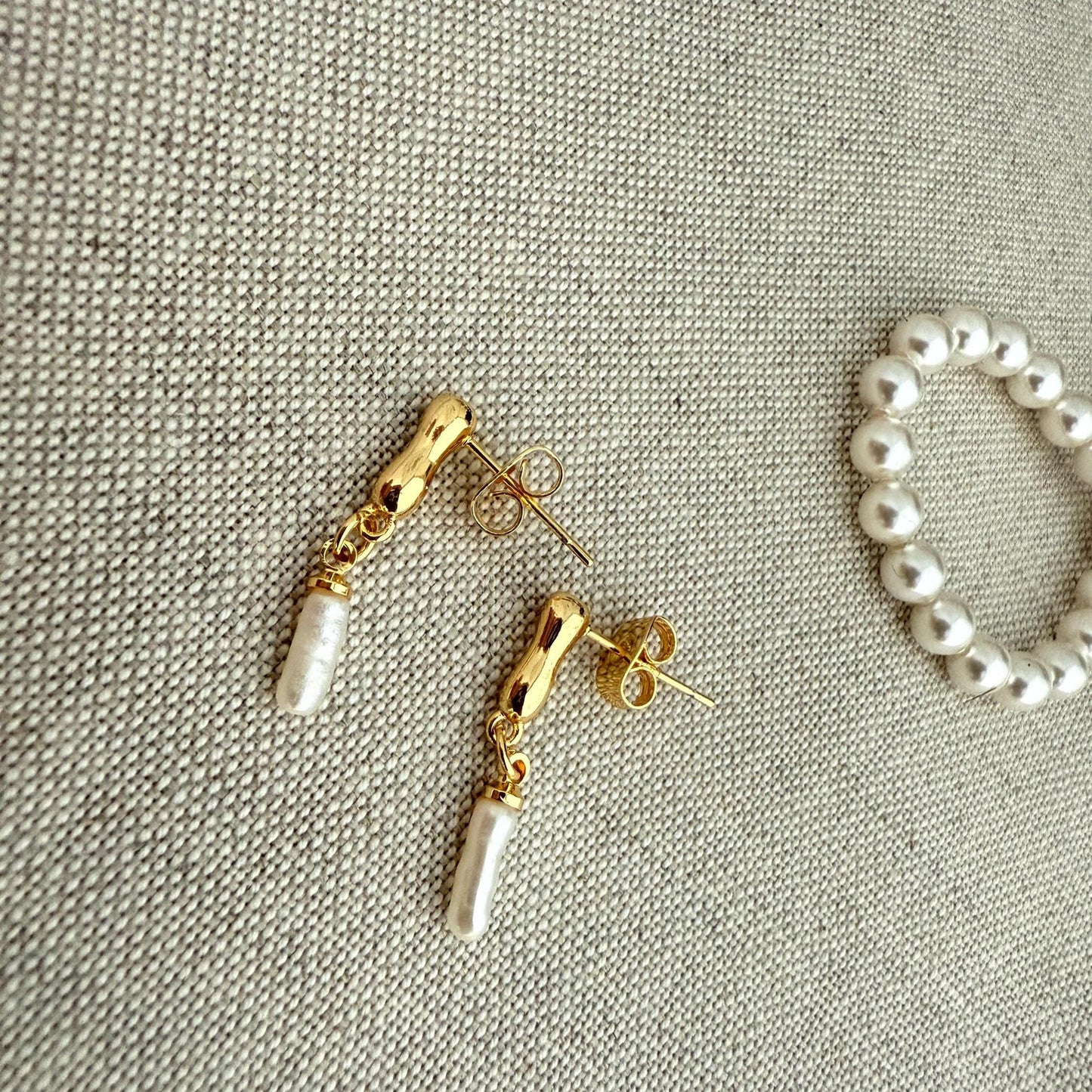Elegante goldene Ohrringe mit echten Süßwasserperlen|hochwertiger|besonderer Schmuck für Alltag|Layering Looks | Minimalist Jewelry