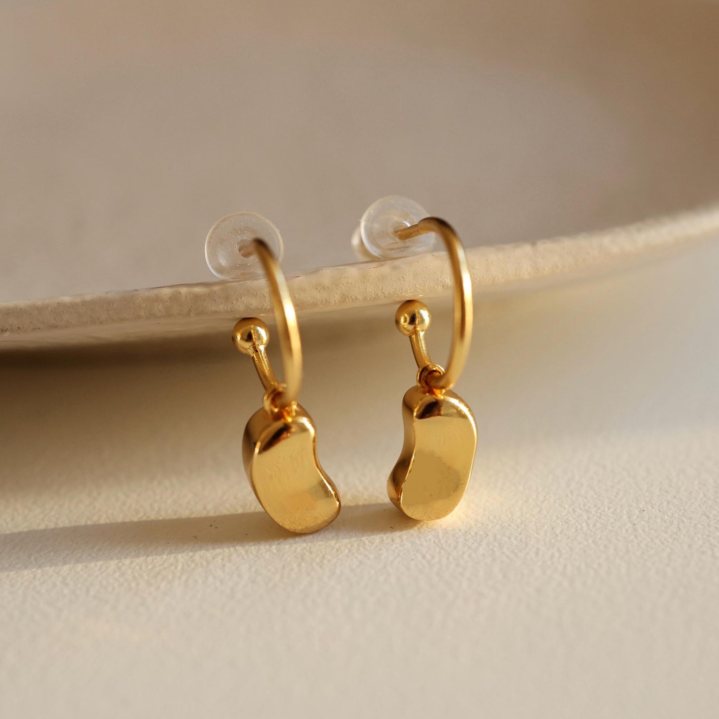 Goldene Kreolen mit bohnenförmig Anhänger|18K Gold|Statement Ohrringe|Kidney Bean Ohrring | Minimalist Jewelry