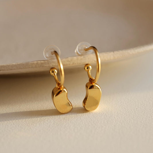 Goldene Kreolen mit bohnenförmig Anhänger|18K Gold|Statement Ohrringe|Kidney Bean Ohrring | Minimalist Jewelry