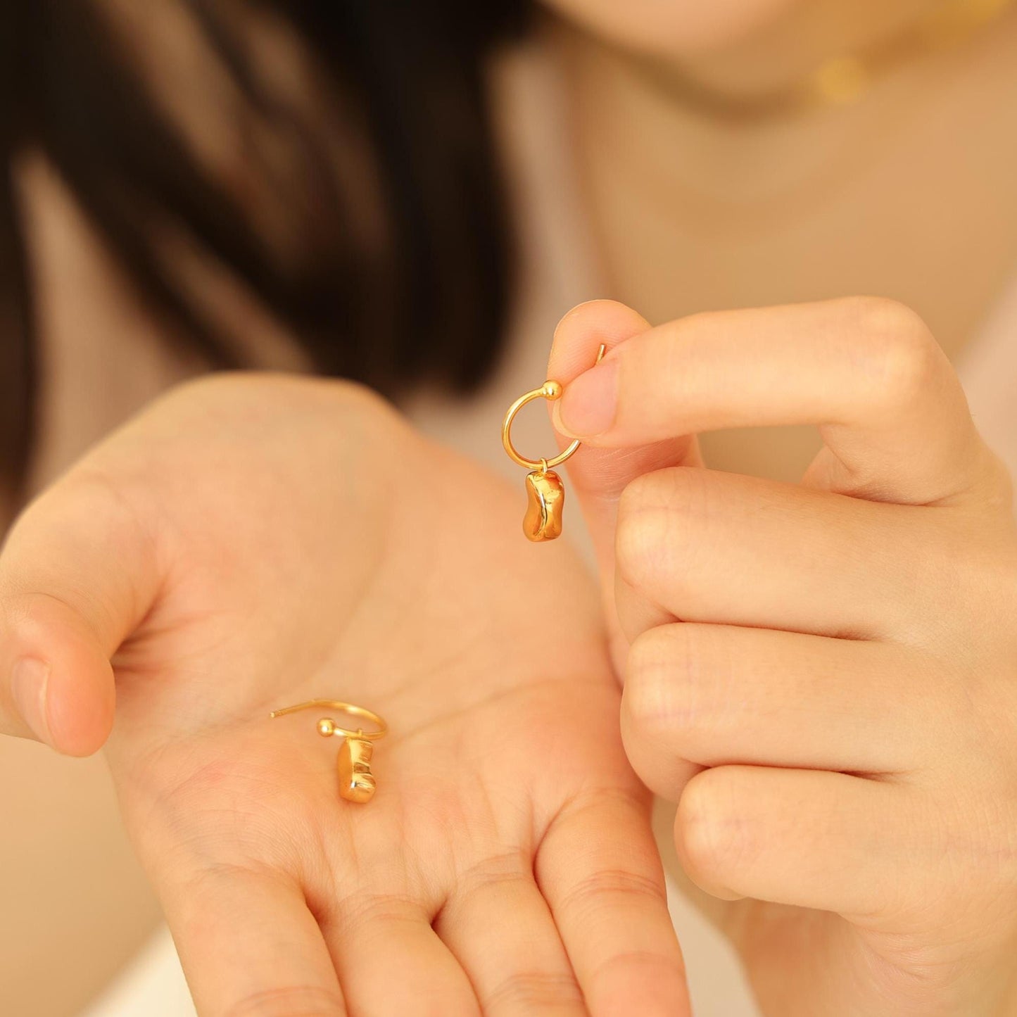 Goldene Kreolen mit bohnenförmig Anhänger|18K Gold|Statement Ohrringe|Kidney Bean Ohrring | Minimalist Jewelry